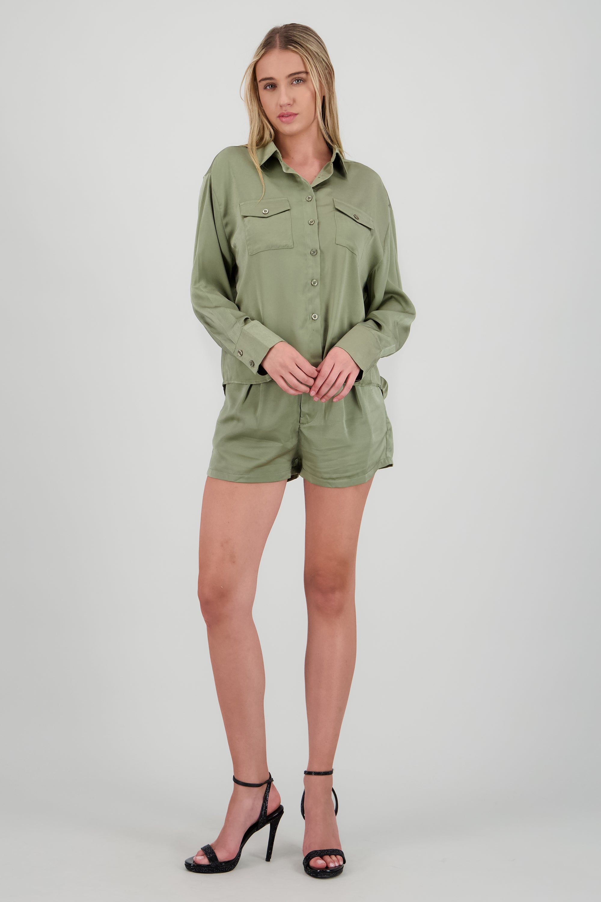 Shorts detalle pinzas OLIVO