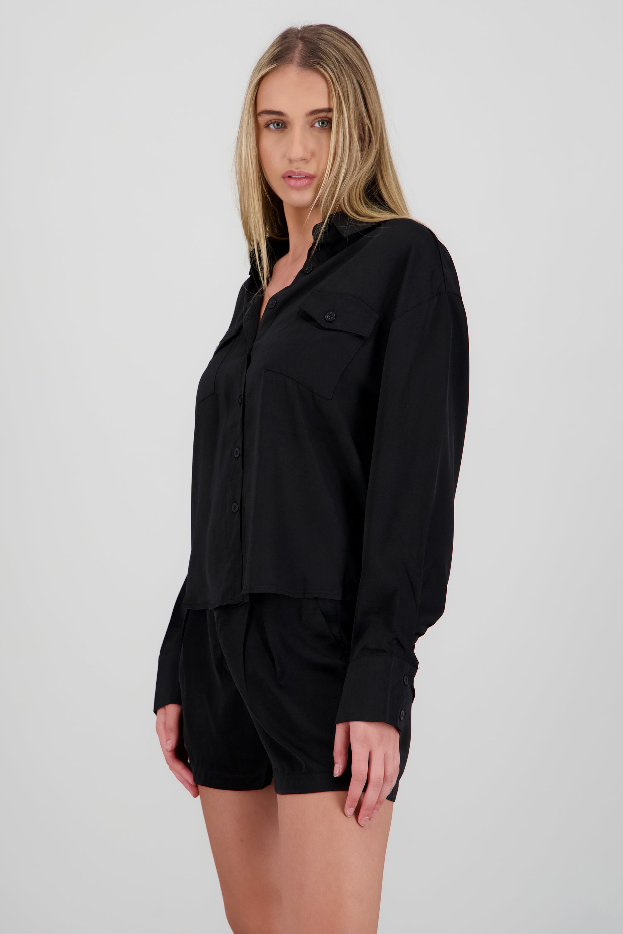 Camisa satinada detalle bolsas NEGRO