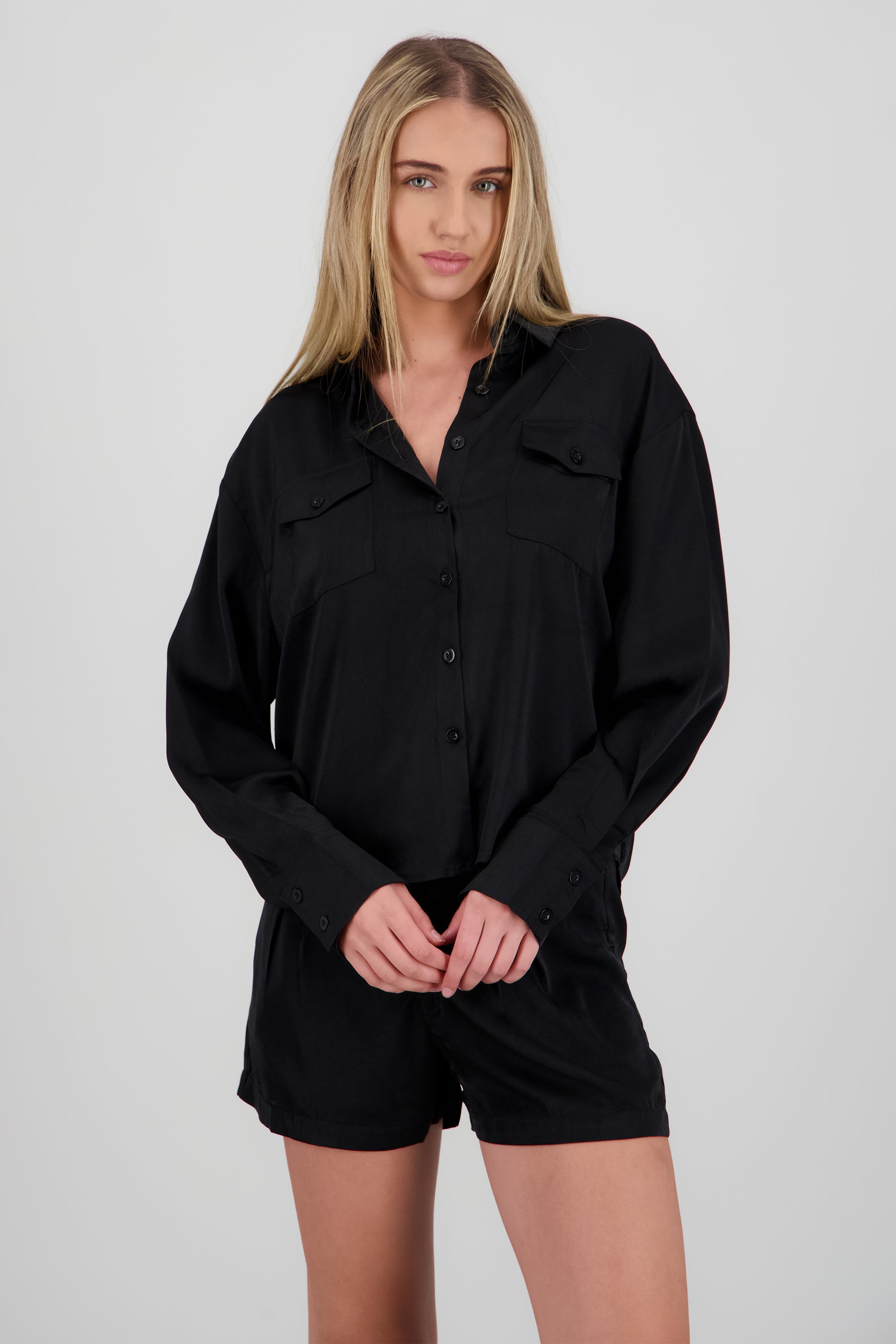 Camisa satinada detalle bolsas NEGRO