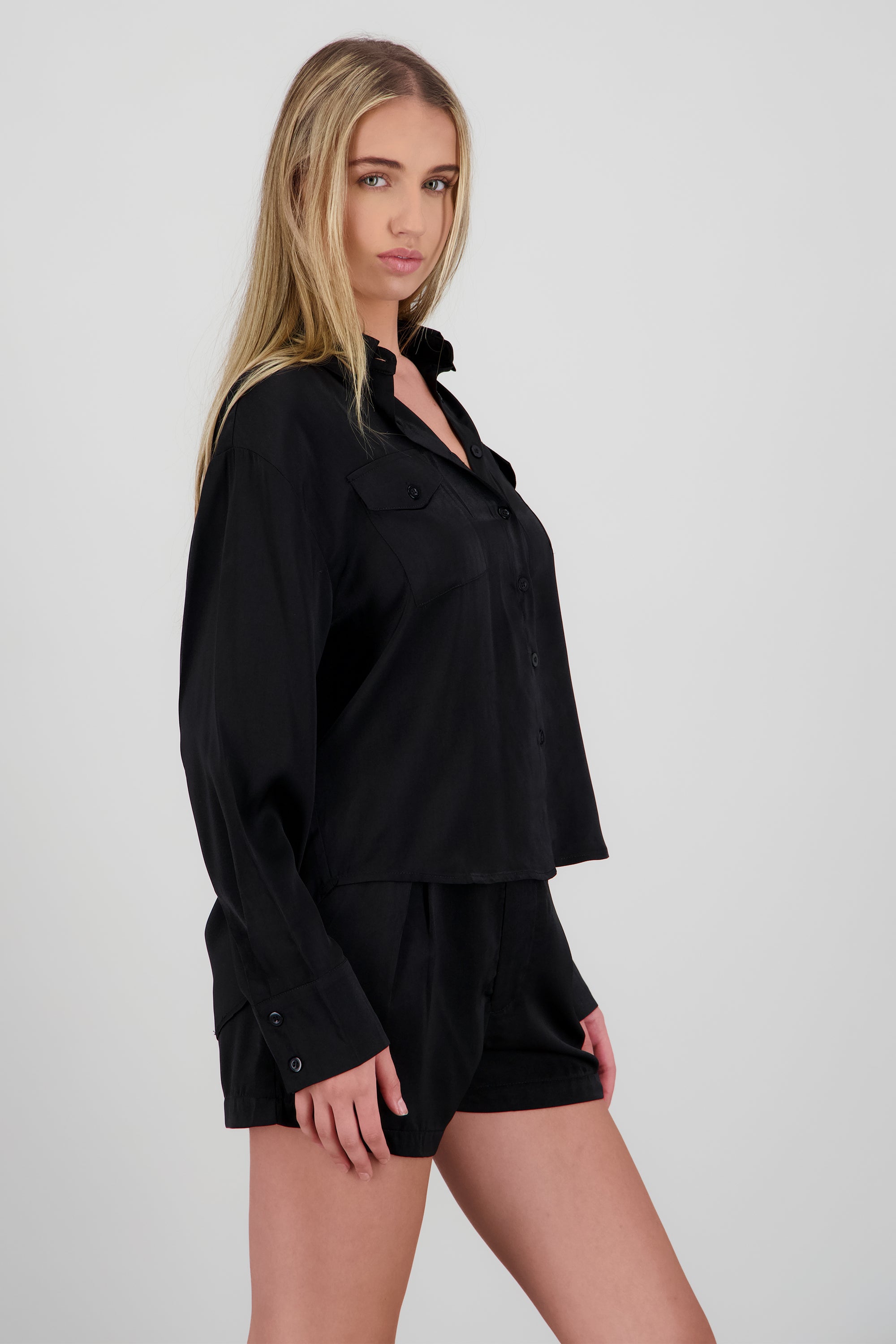 Camisa satinada detalle bolsas NEGRO