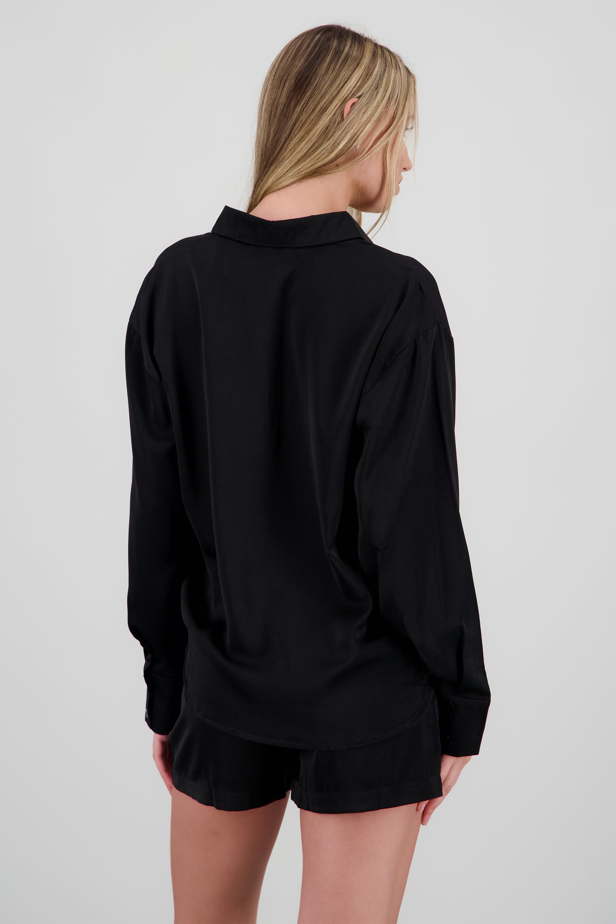 Camisa satinada detalle bolsas NEGRO