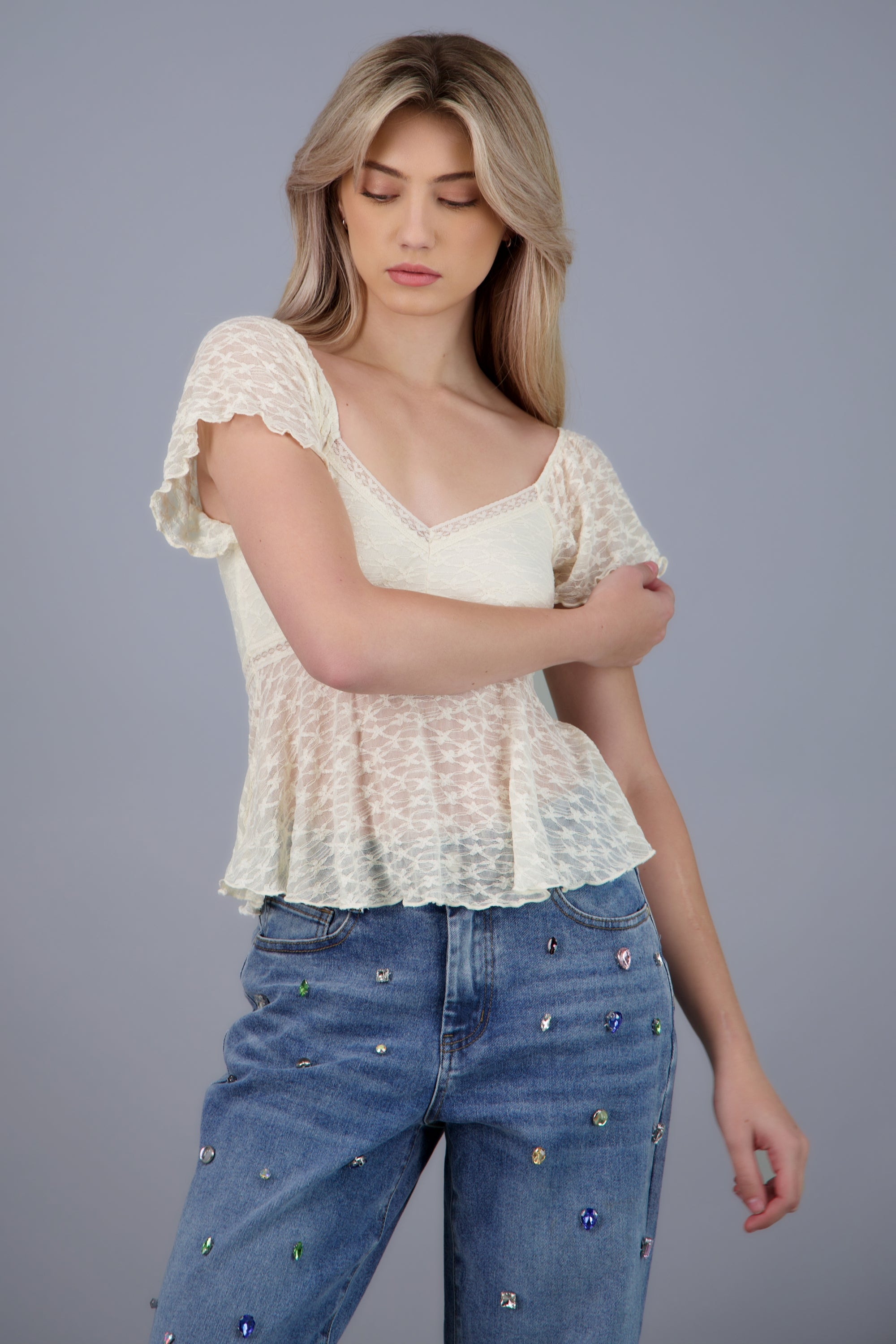Blusa encaje manga corta detalle escote CREMA