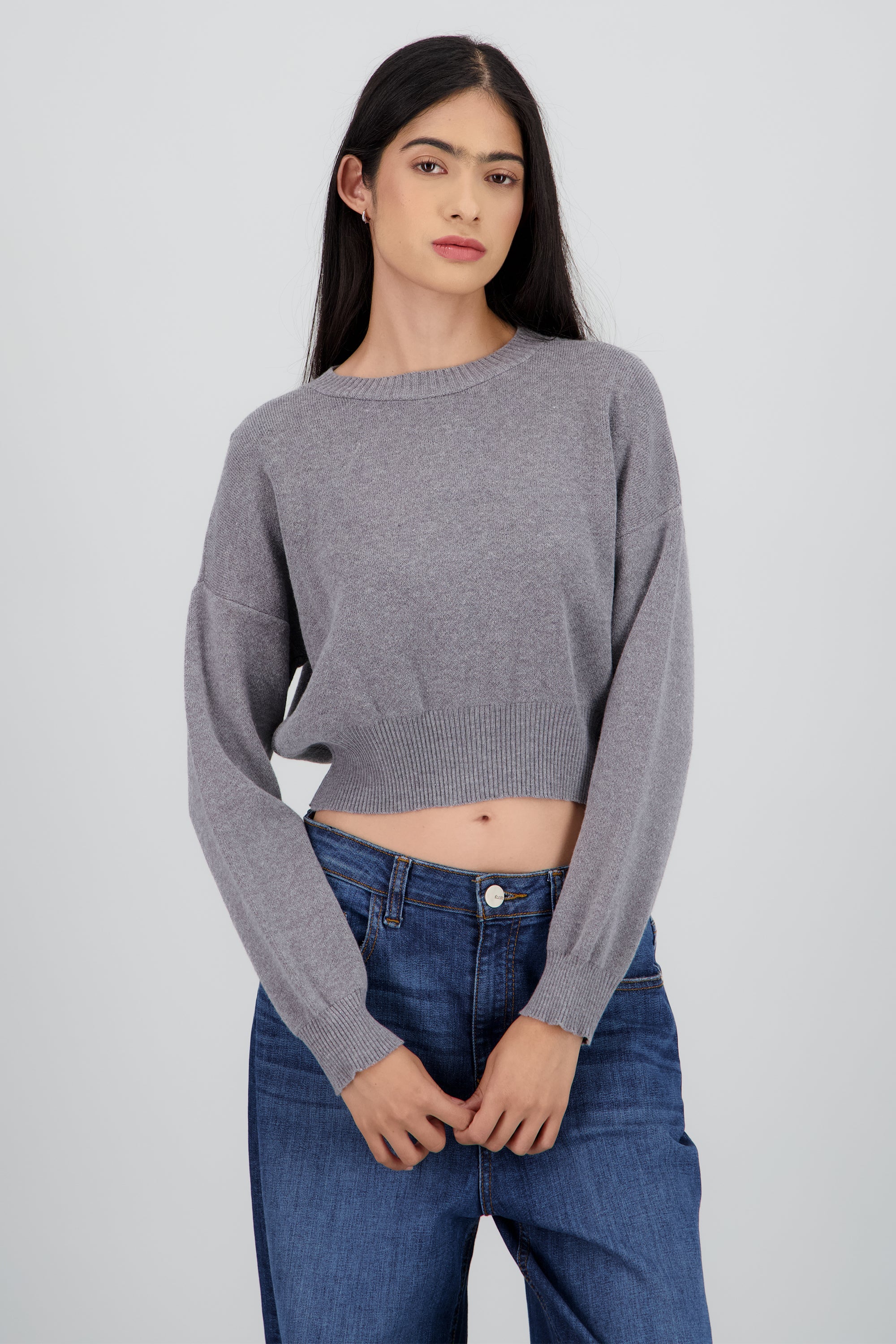 Sueter cuello redondo crop GRIS