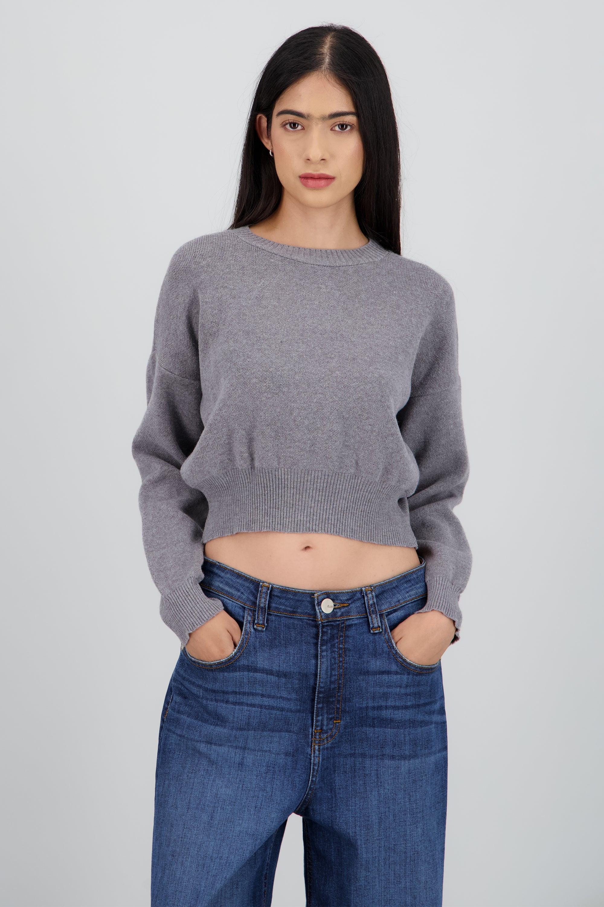 Sueter cuello redondo crop GRIS