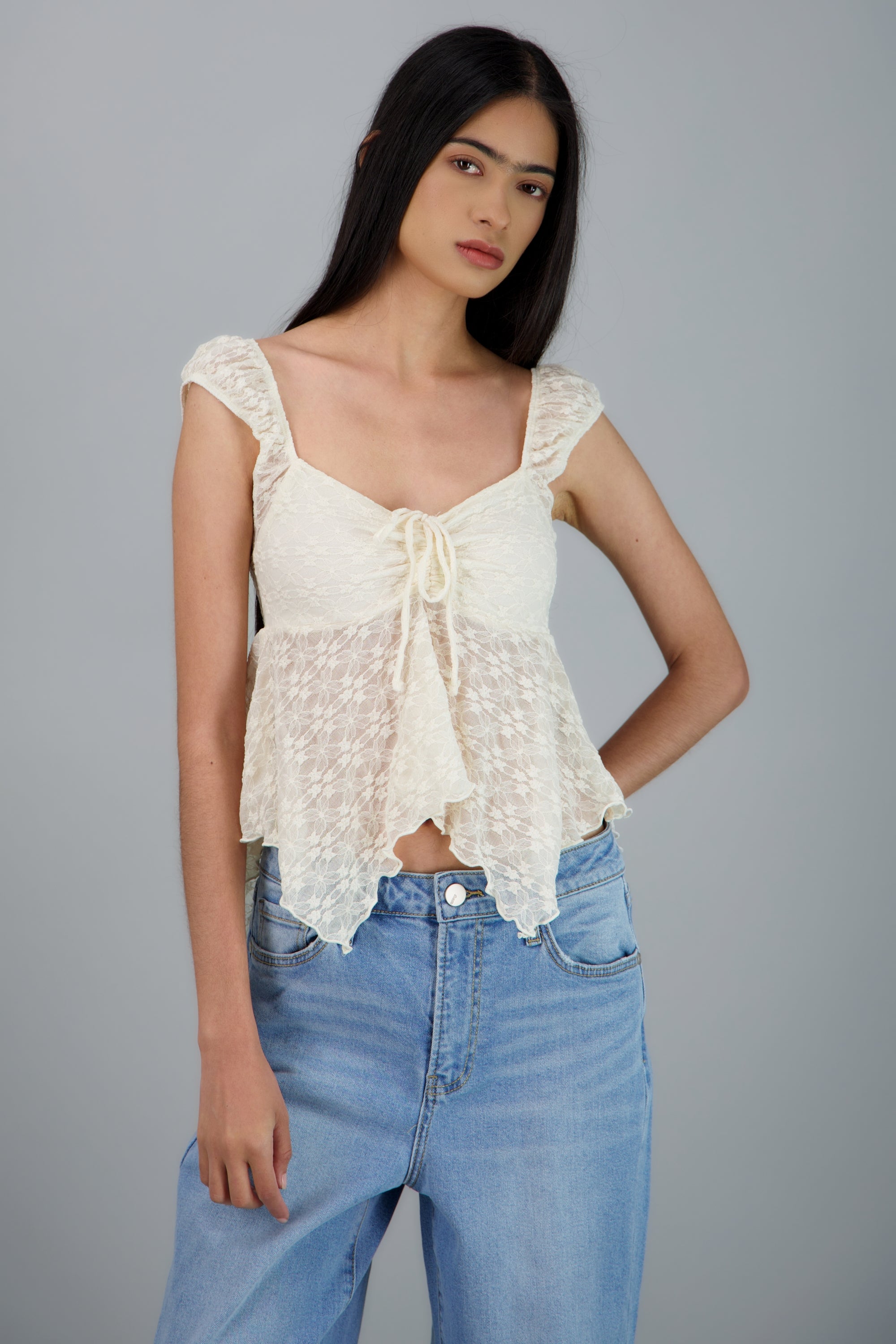 BLUSA MANGA CORTA ASIMETRICA DETALLE NUDO CREMA