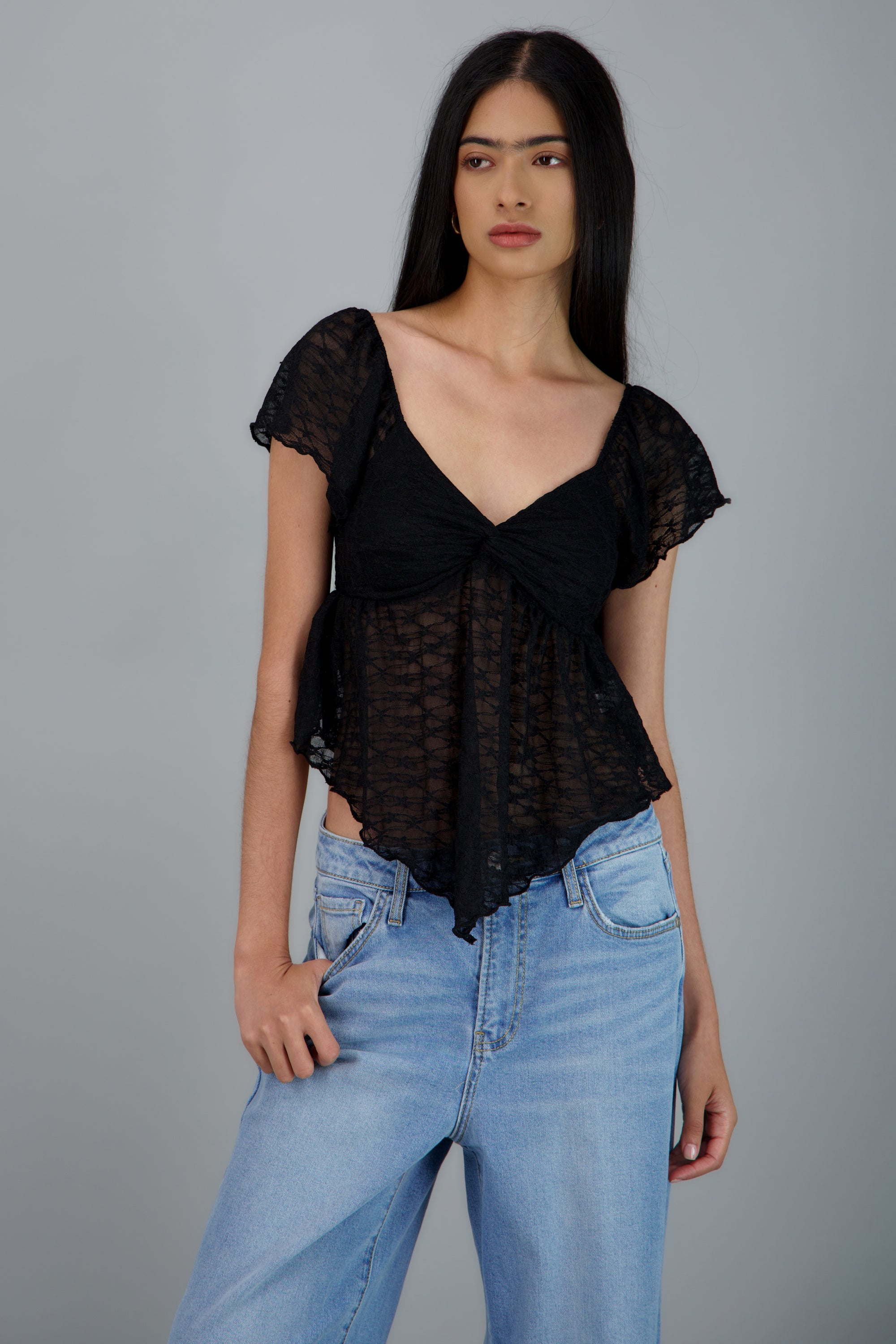 BLUSA MANGA CORTA ASIMETRICA DETALLE NUDO NEGRO