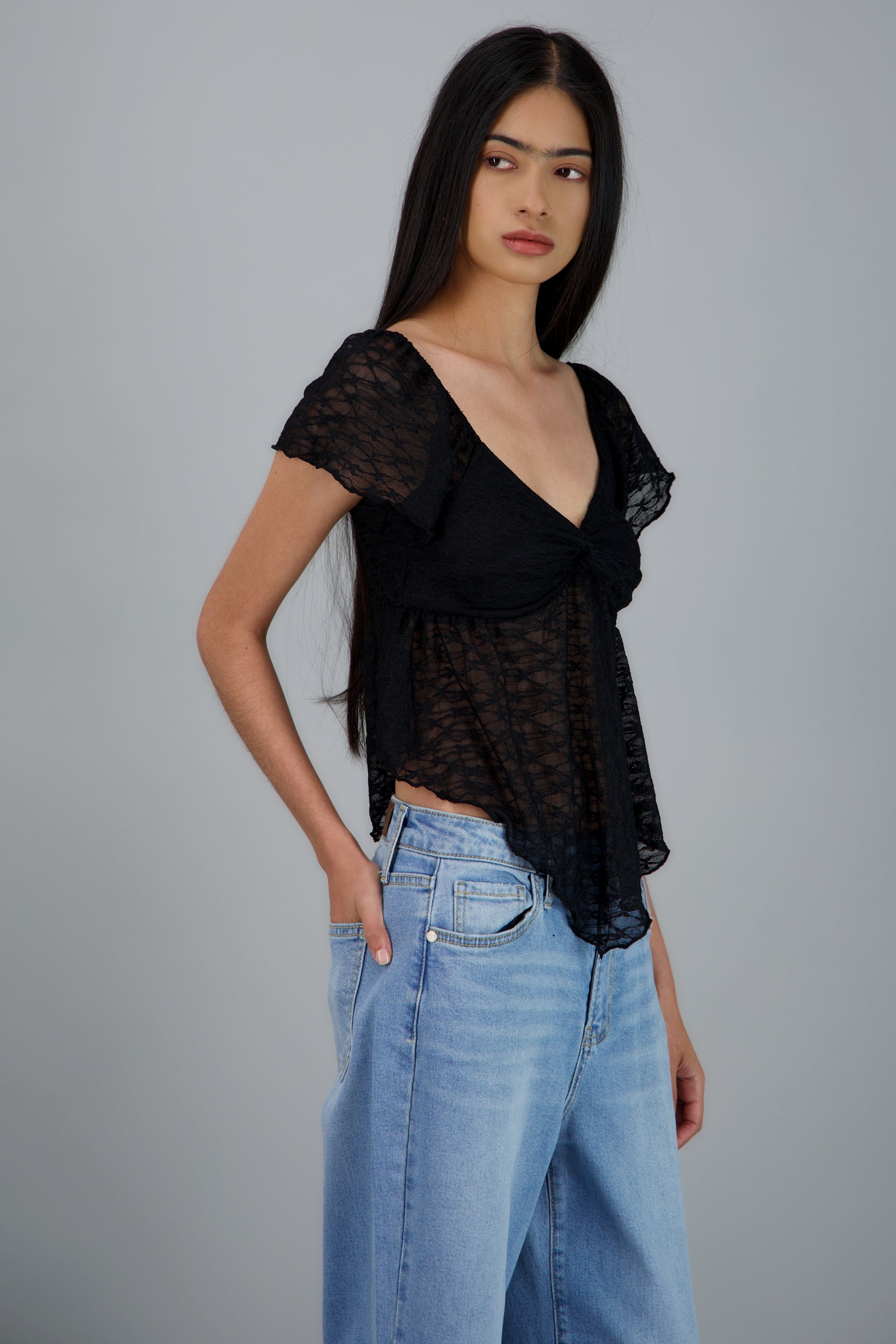 BLUSA MANGA CORTA ASIMETRICA DETALLE NUDO NEGRO