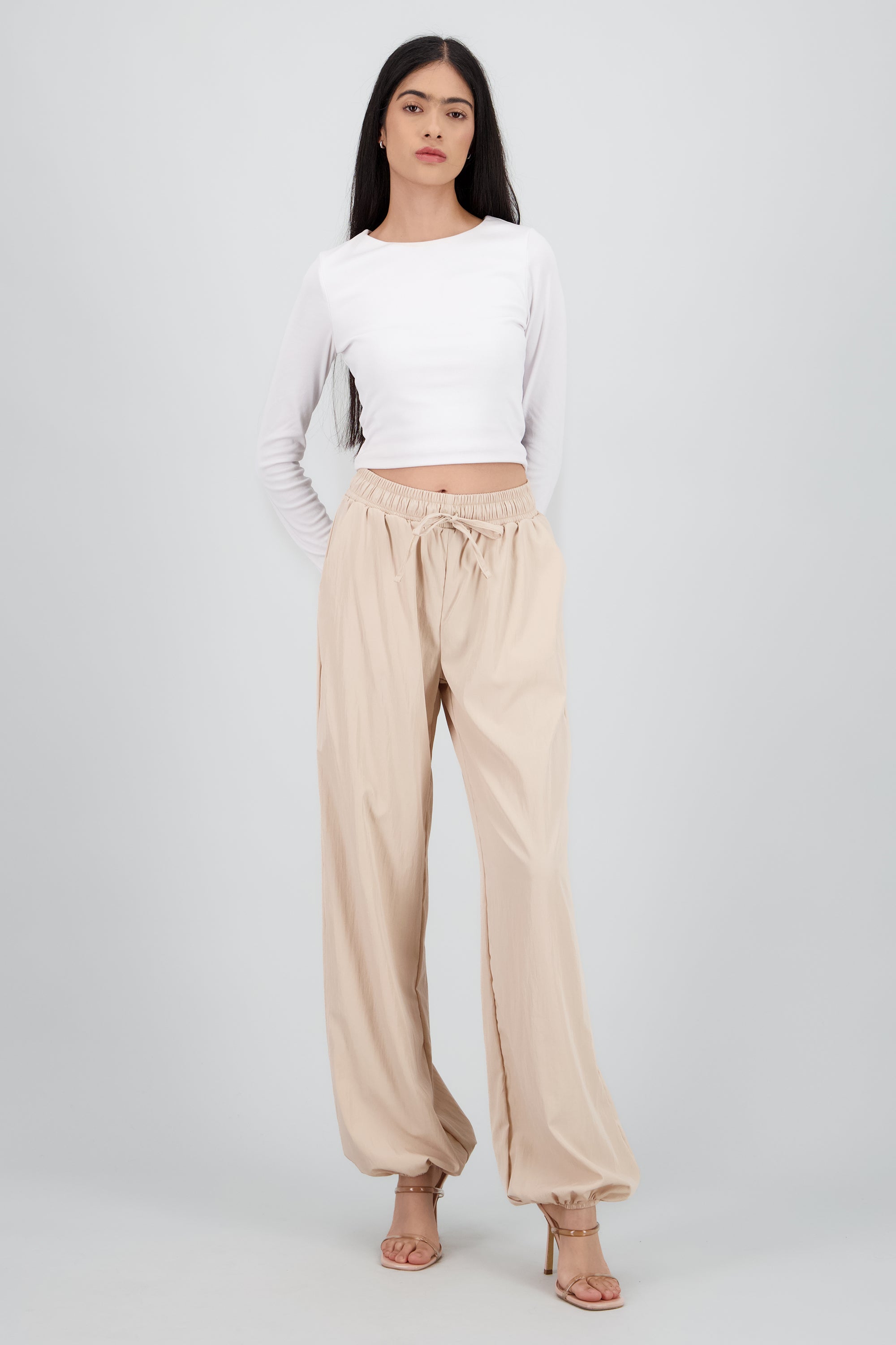 Jogger parachute detalle jareta ARENA