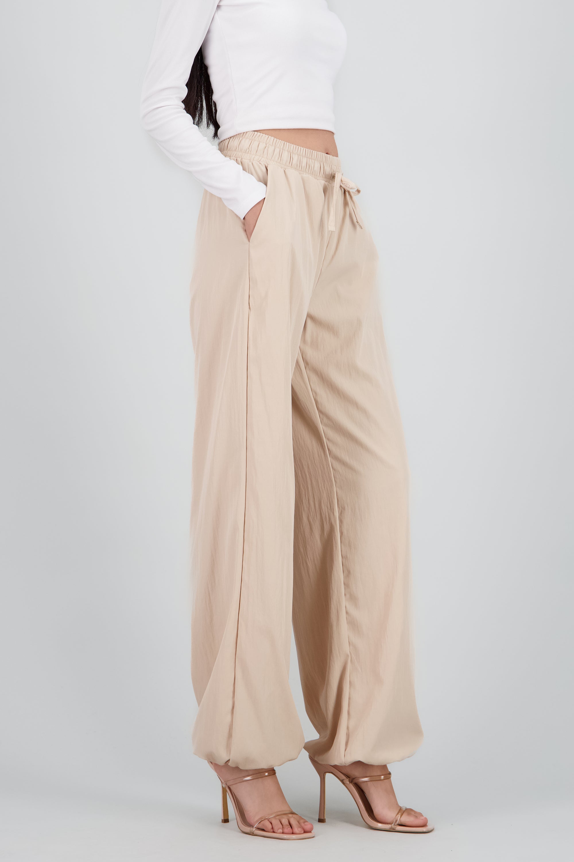 Jogger parachute detalle jareta ARENA