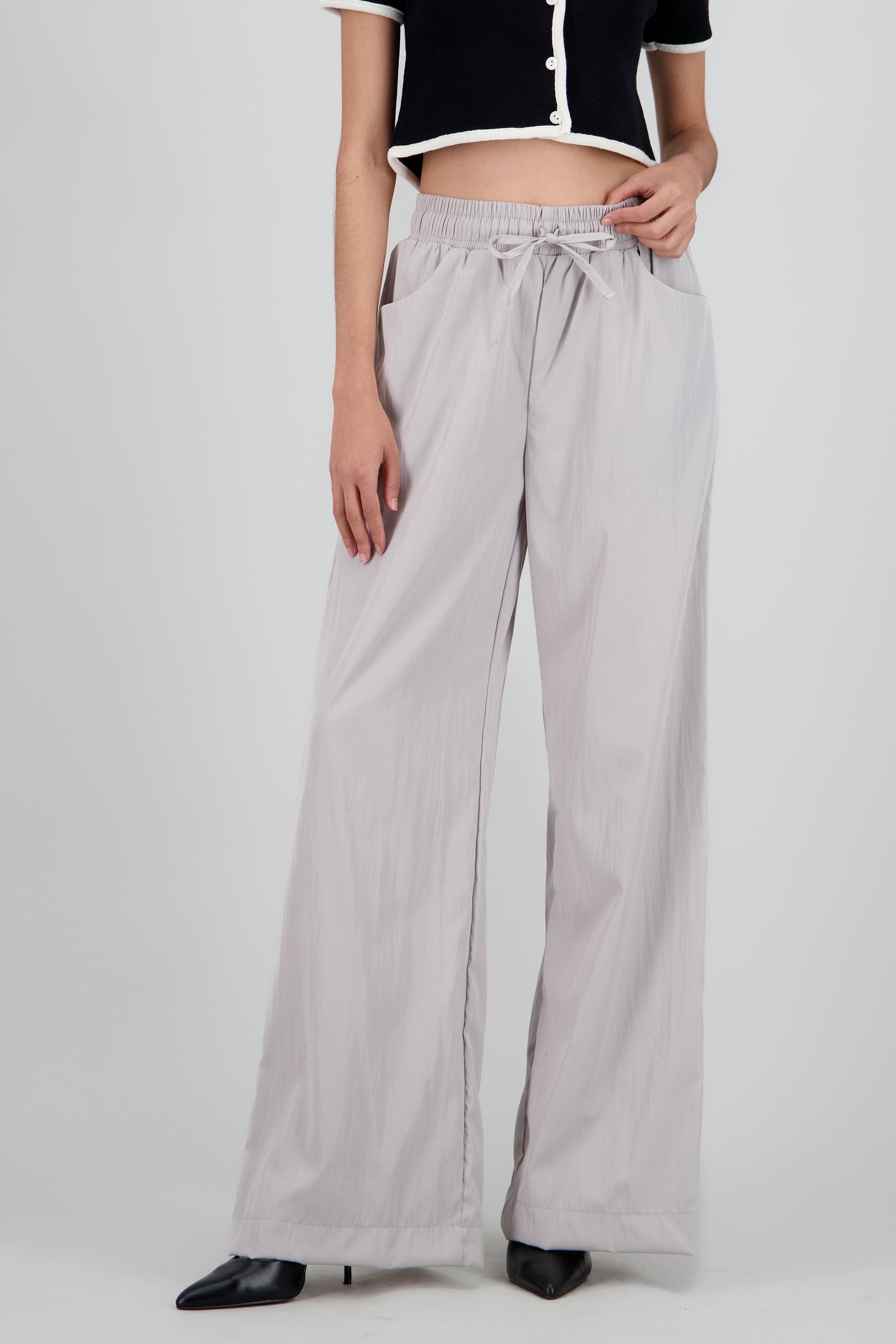 Pantalon parachute detalle bolsas GRIS