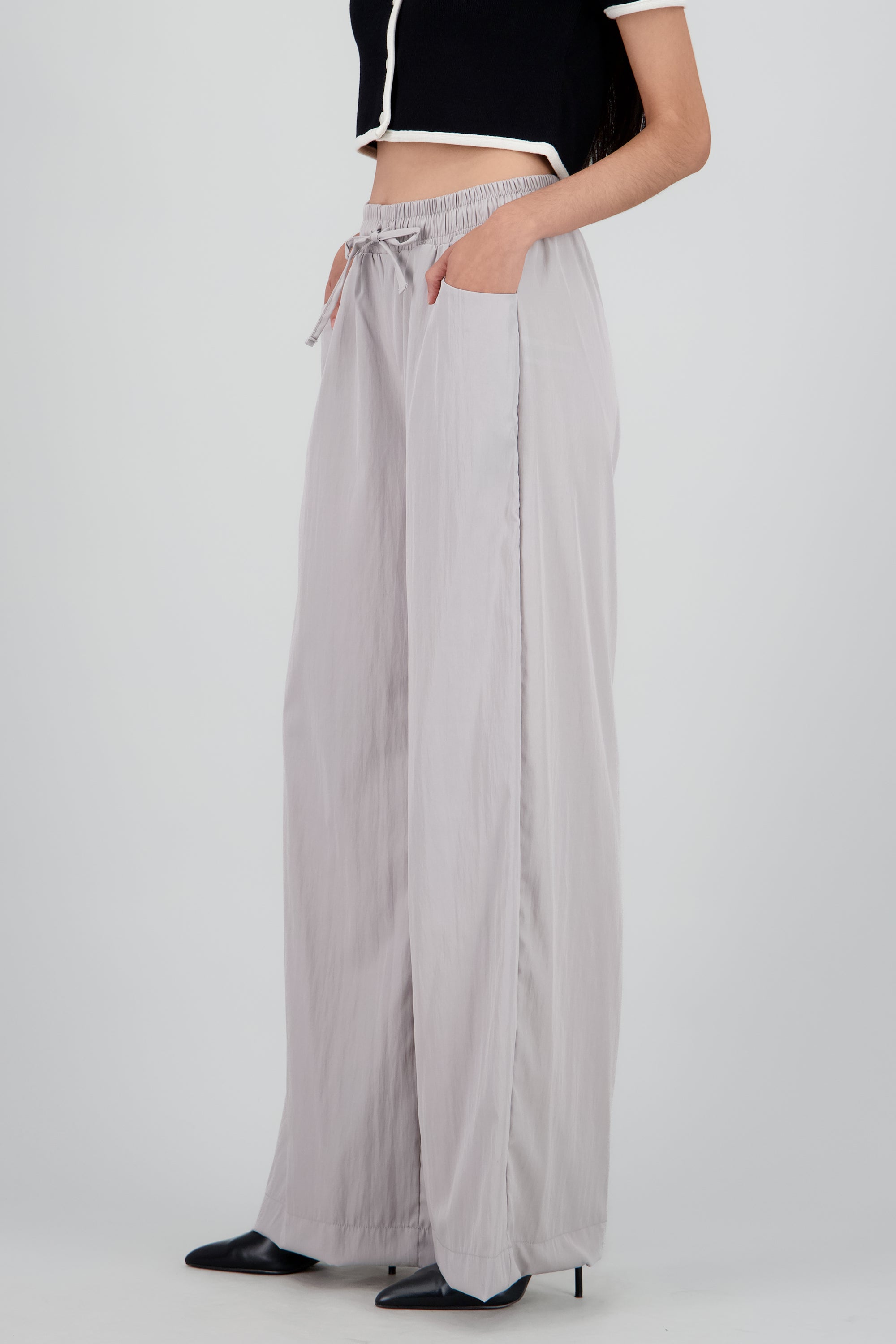 Pantalon parachute detalle bolsas GRIS