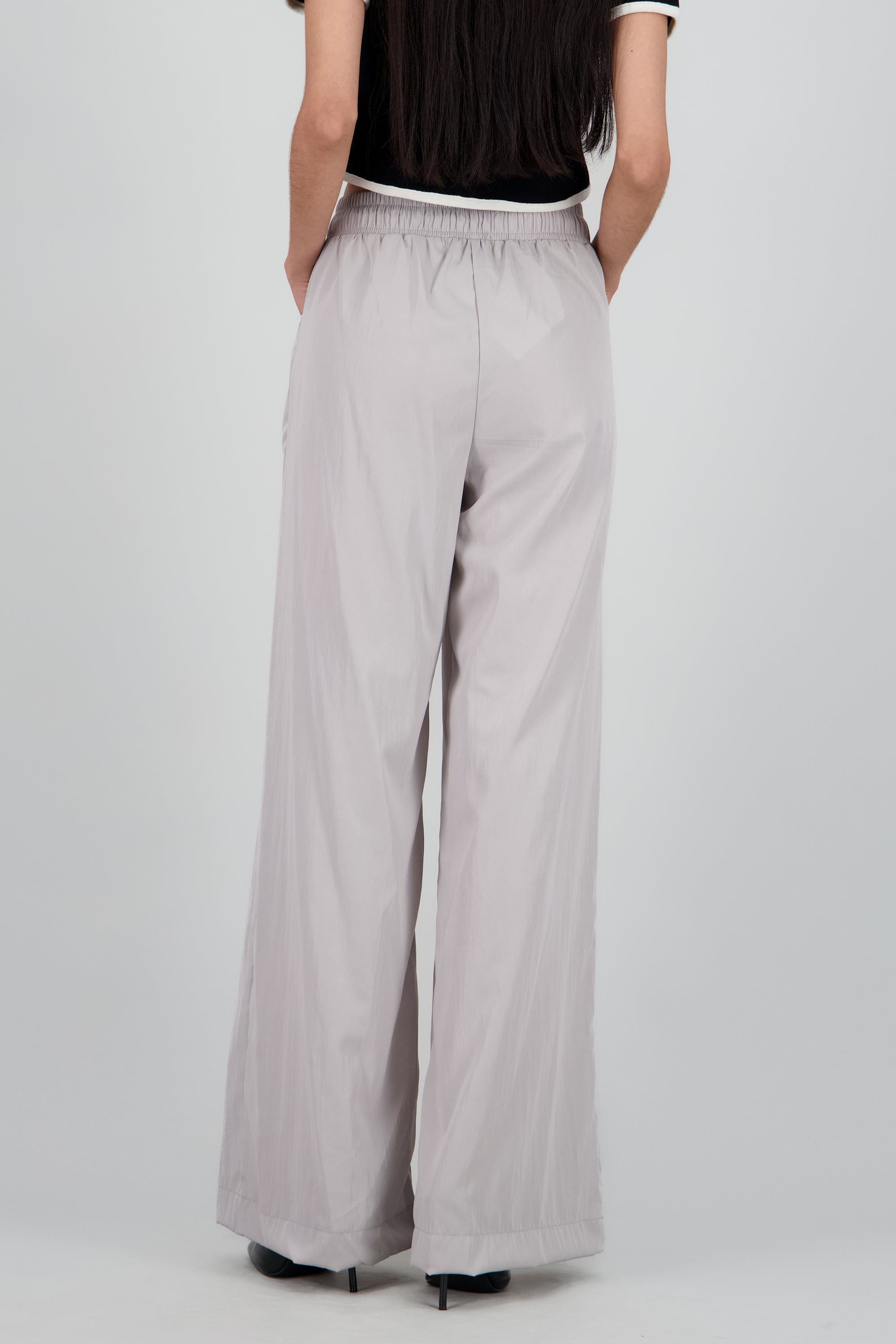 Pantalon parachute detalle bolsas GRIS
