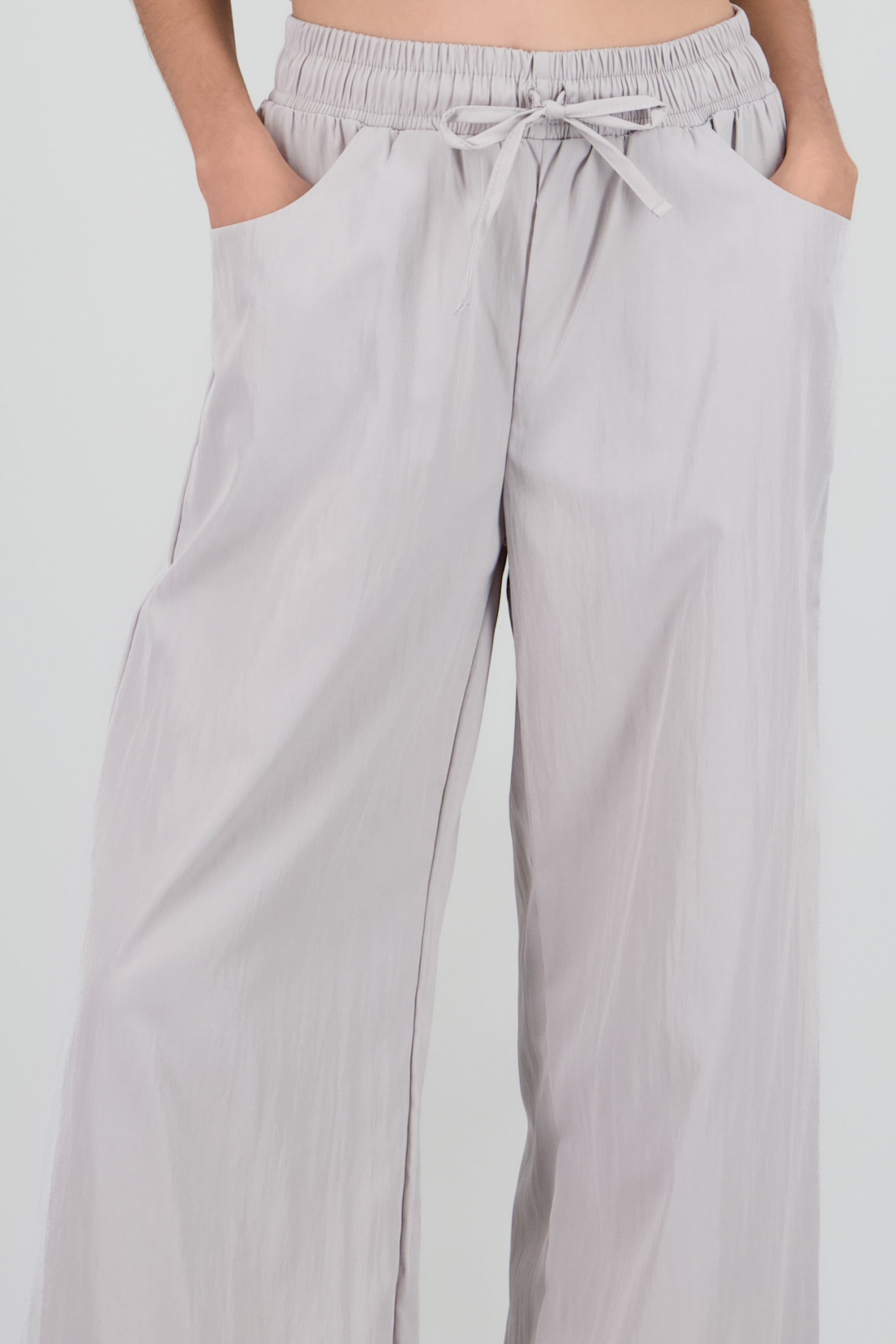 Pantalon parachute detalle bolsas GRIS