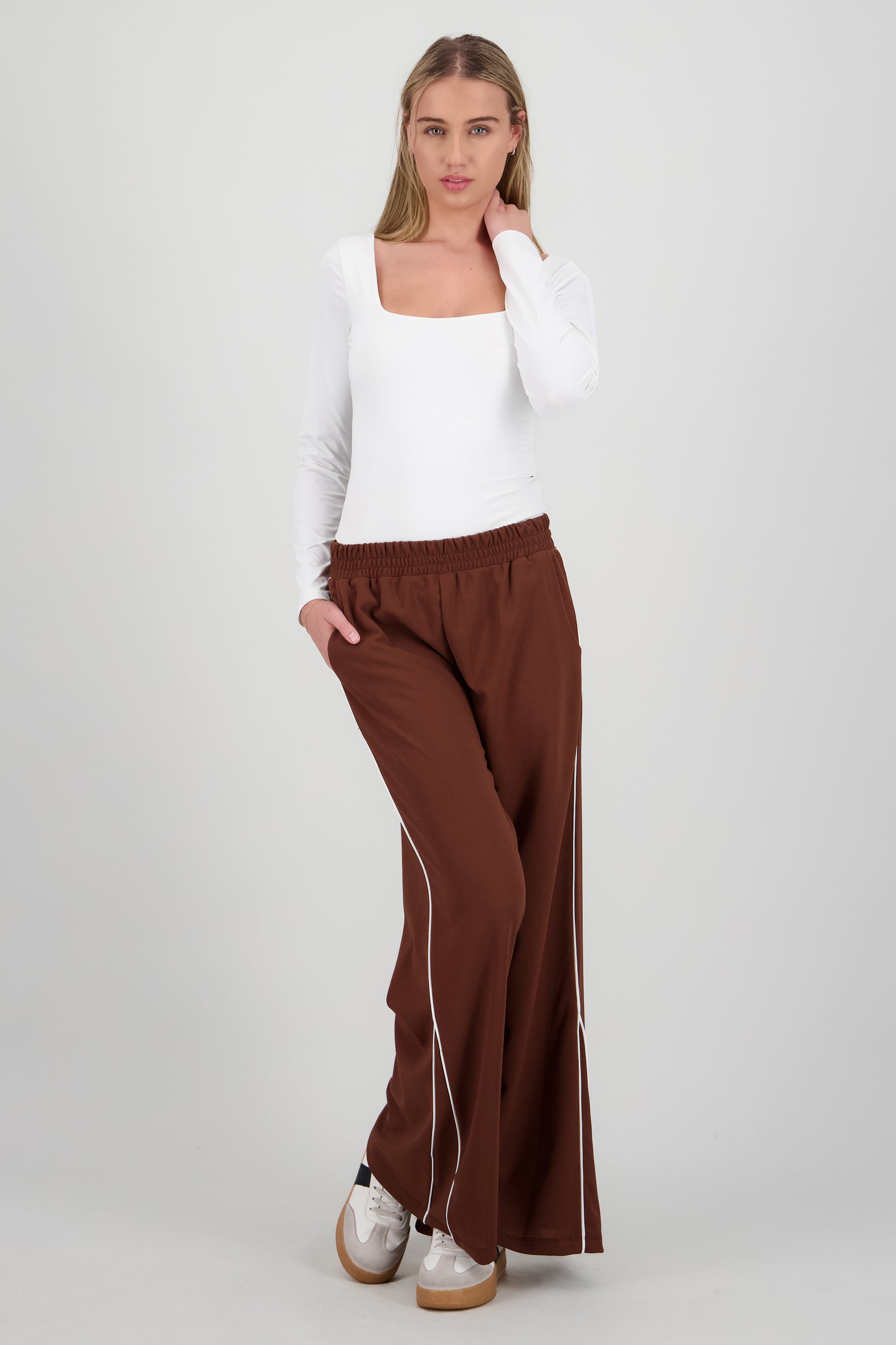 Pantalon amplio rayas costados CHOCOLATE