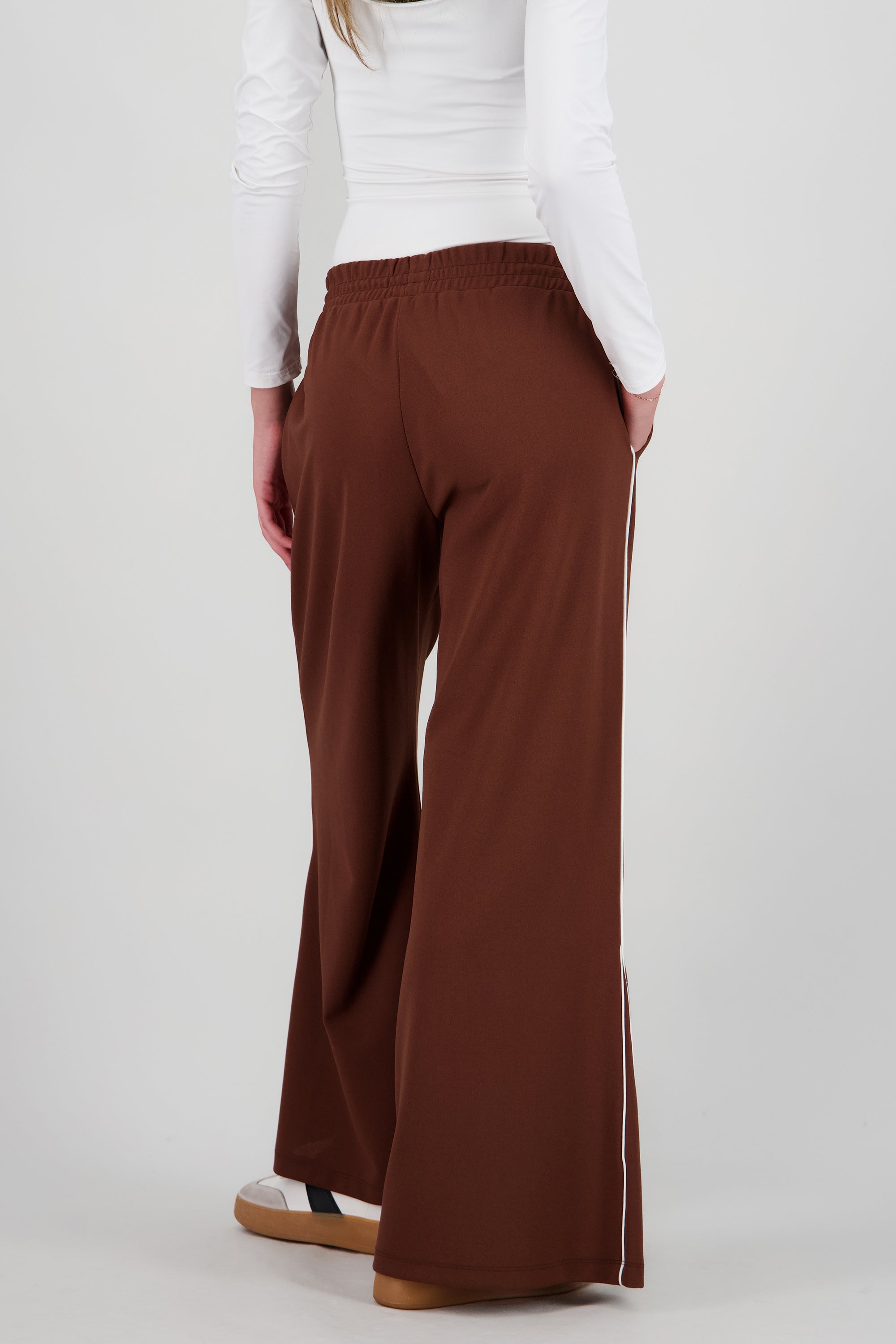 Pantalon amplio rayas costados CHOCOLATE