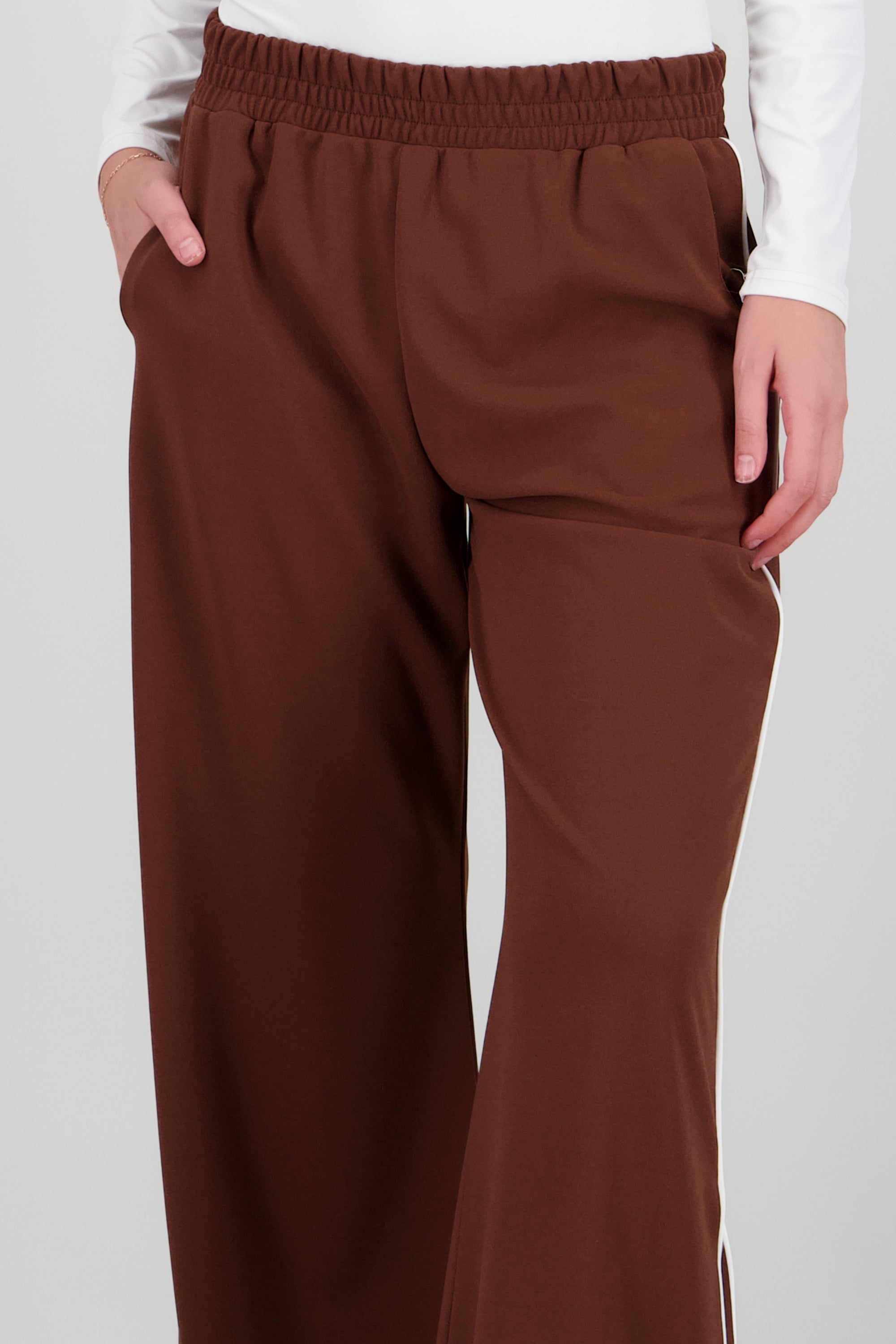 Pantalon amplio rayas costados CHOCOLATE
