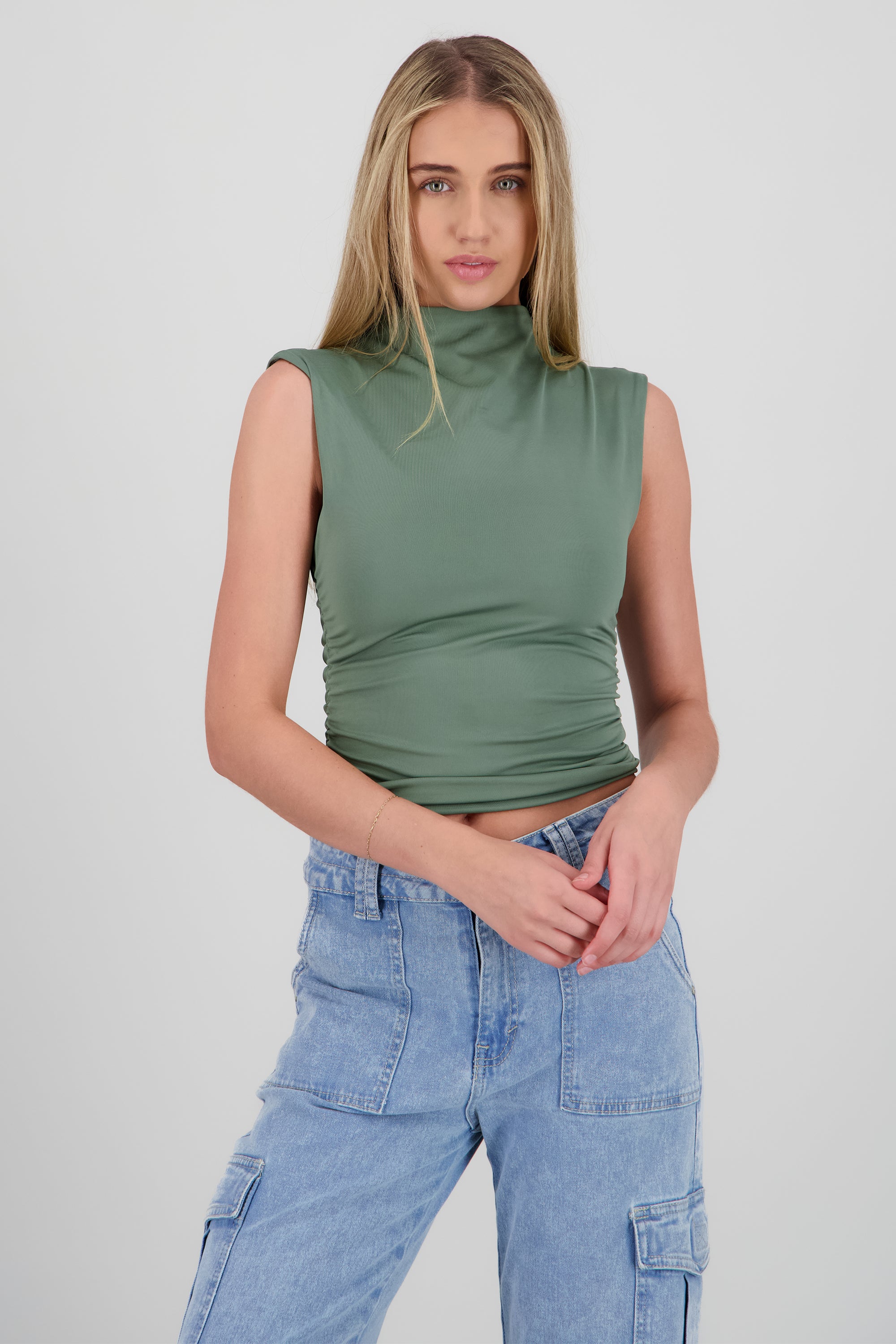 Top cuello alto drapeado sin mangas OLIVO