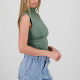 Top cuello alto drapeado sin mangas