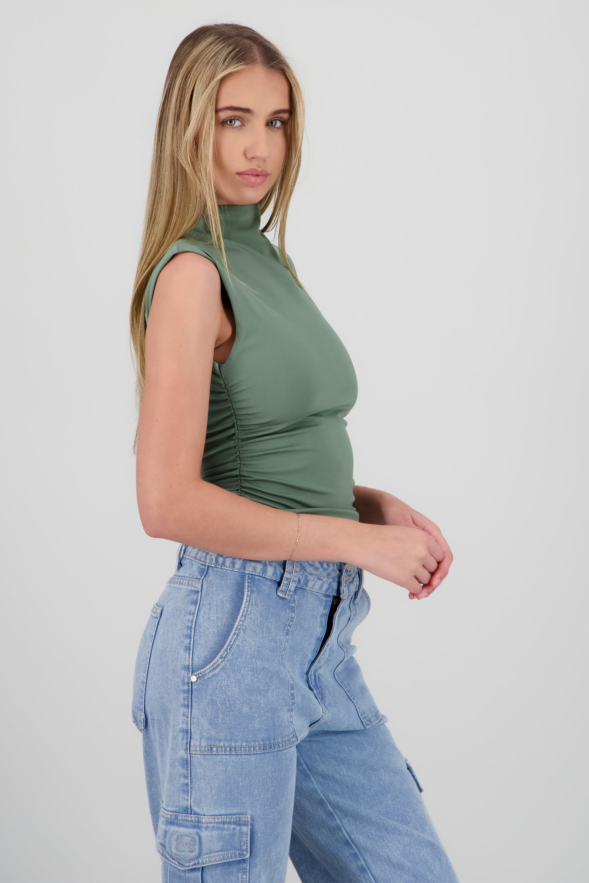 Top cuello alto drapeado sin mangas OLIVO