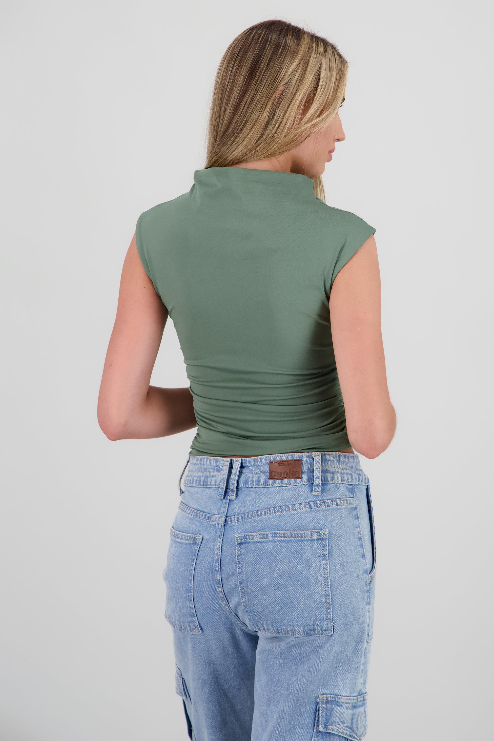 Top cuello alto drapeado sin mangas OLIVO