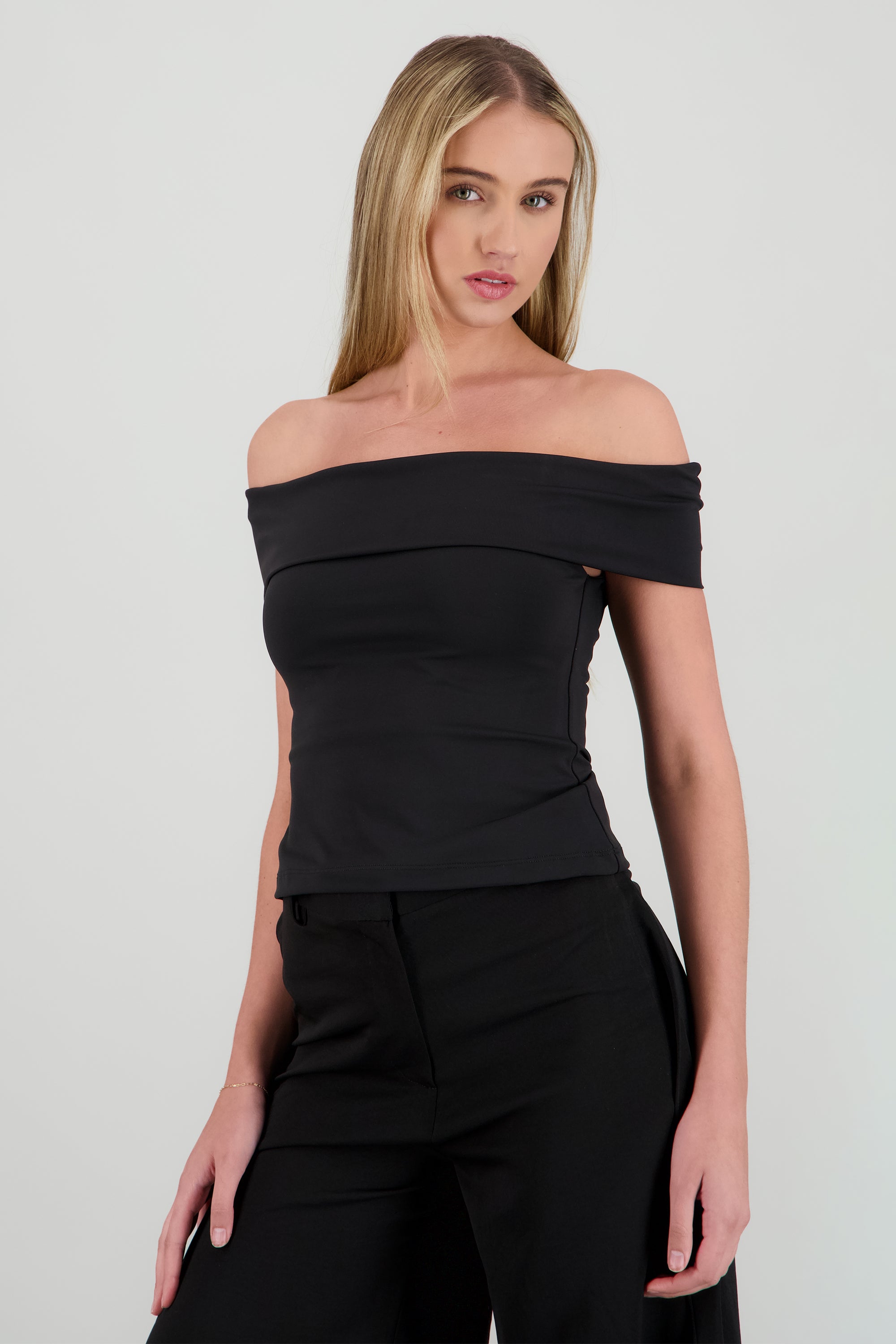 top escote recto hombro fruncido NEGRO