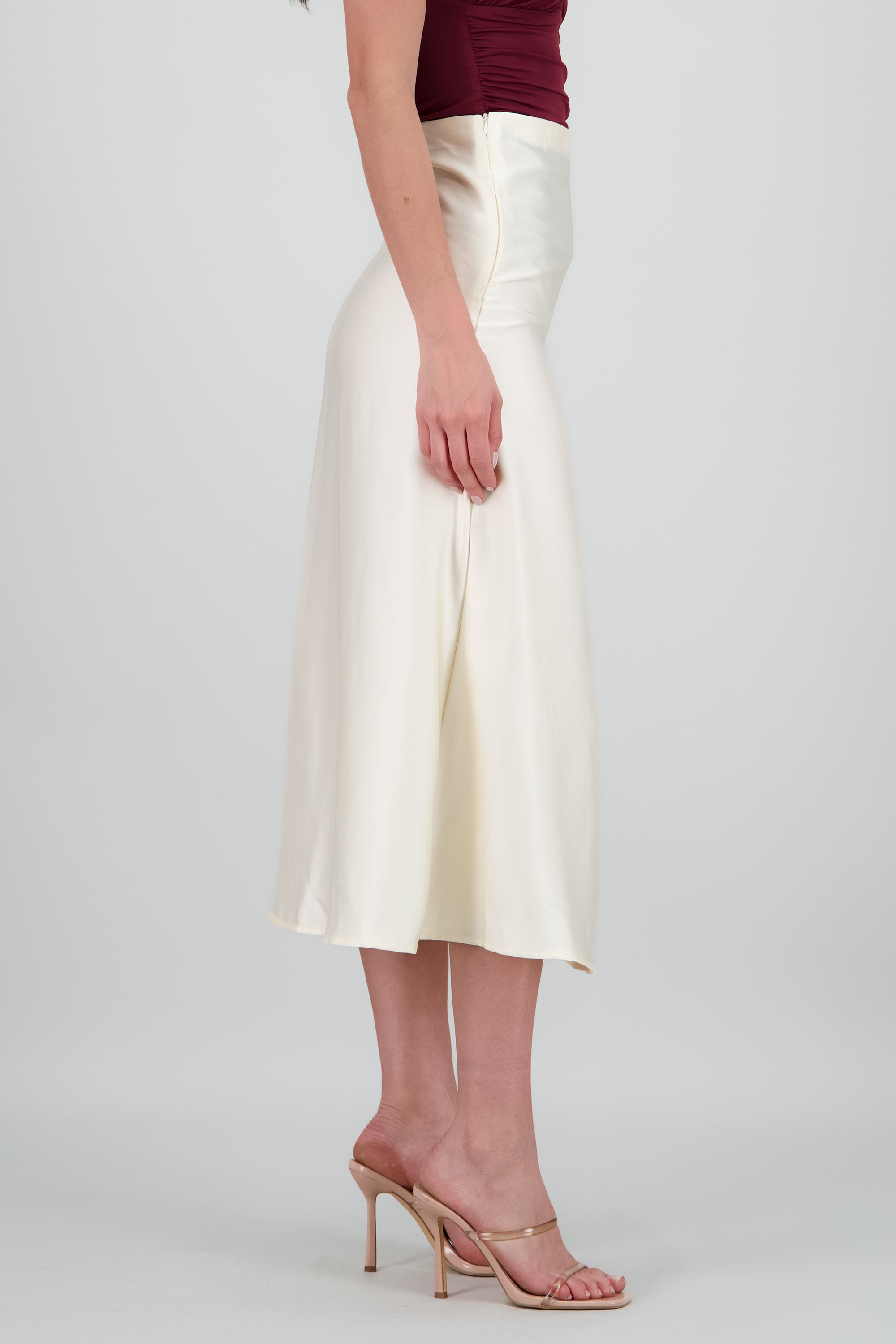 Falda midi satinada lisa HUESO