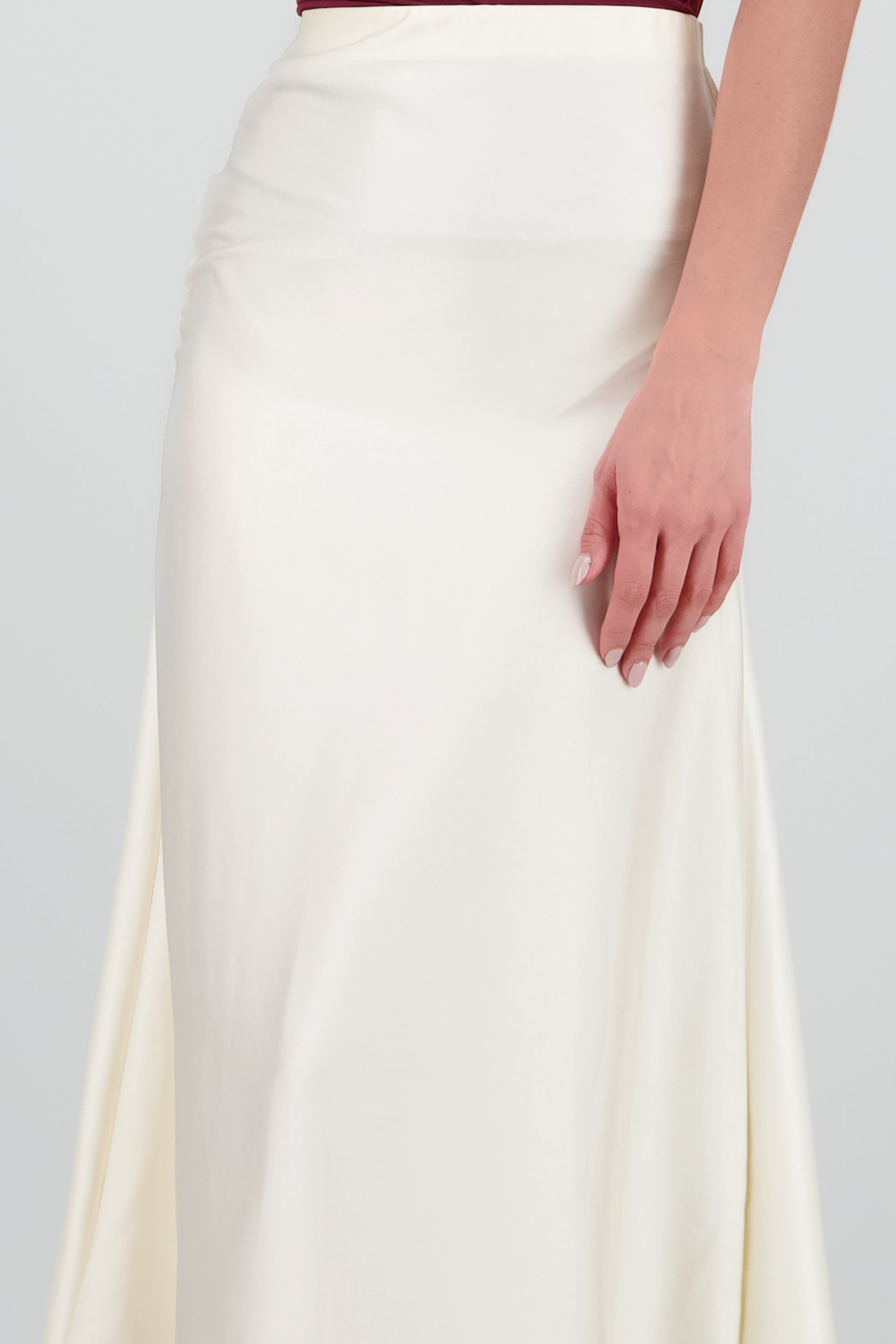 Falda midi satinada lisa HUESO