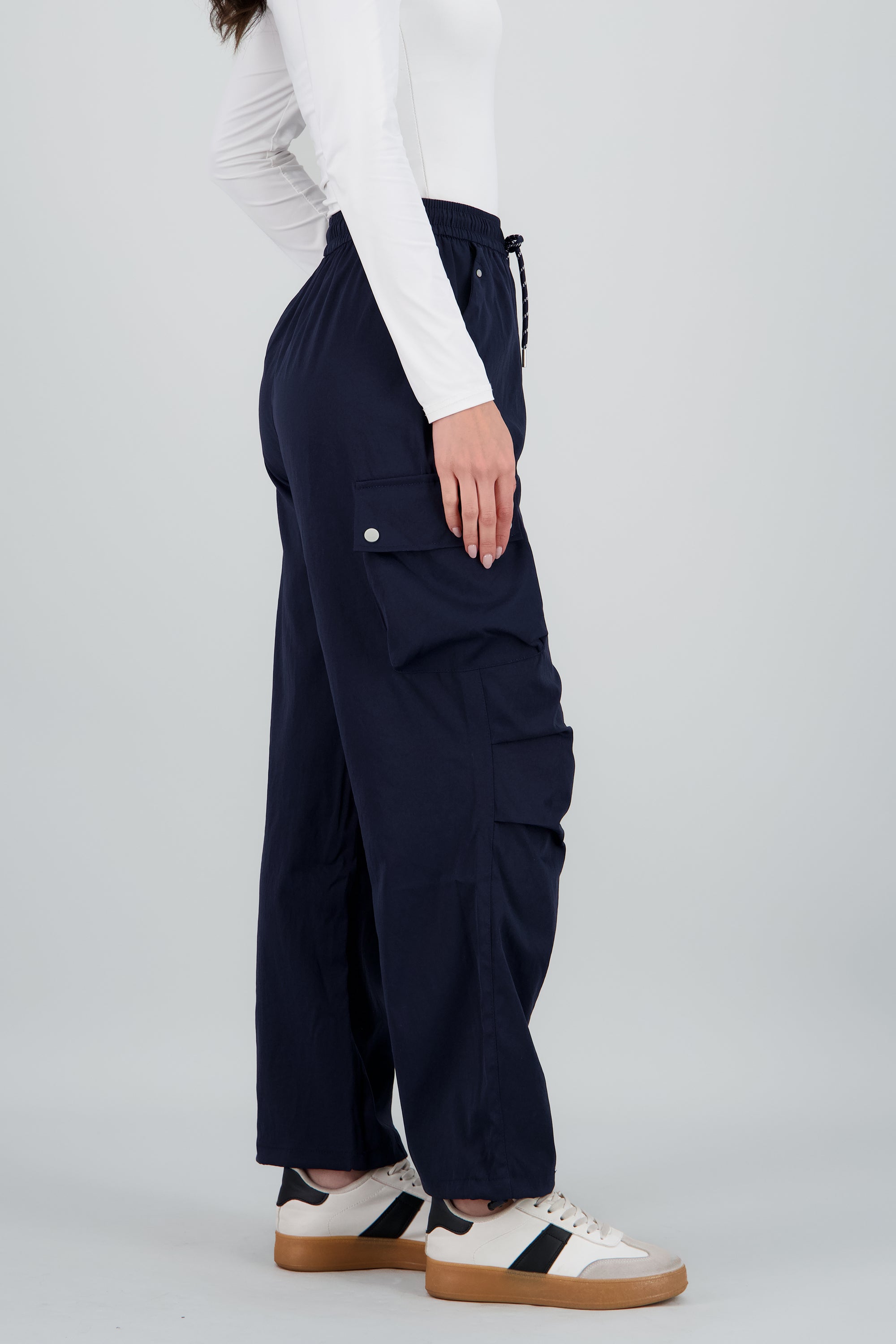 Pantalon parachute con bolsas MARINO