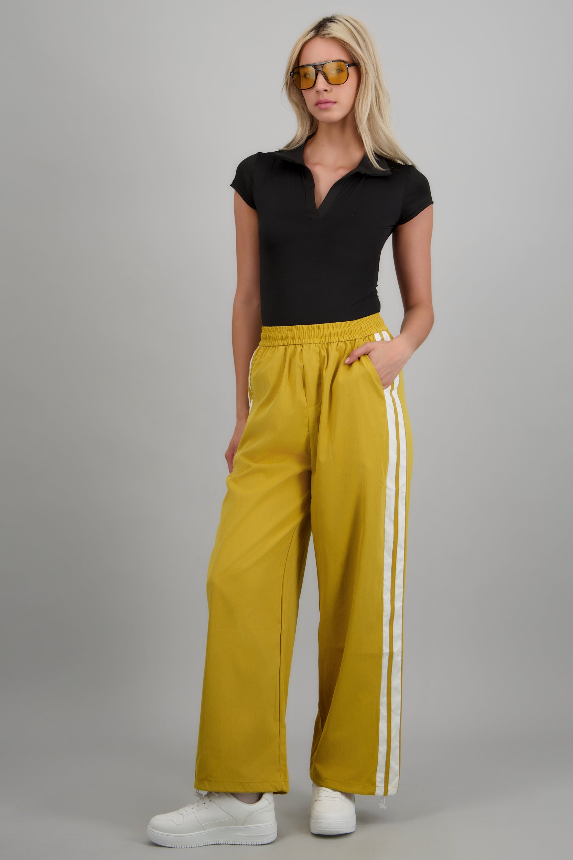 Pantalon rayas en costados MOSTAZA