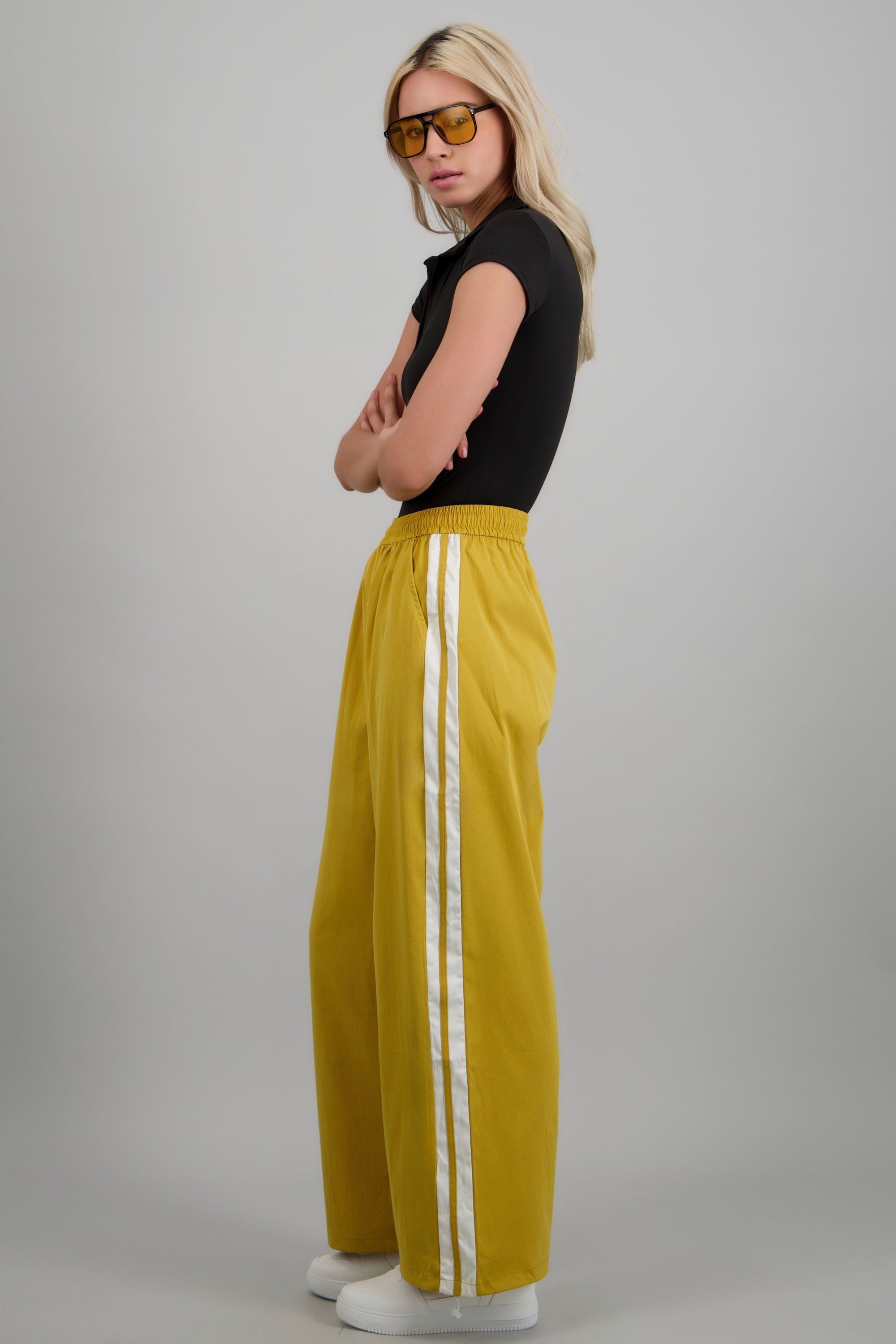 Pantalon rayas en costados MOSTAZA