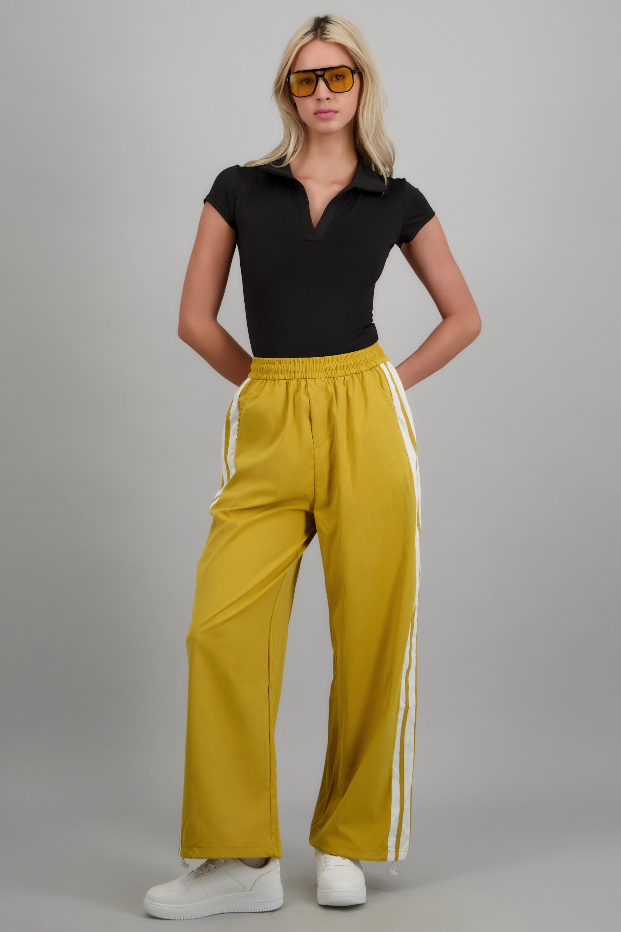 Pantalon rayas en costados MOSTAZA