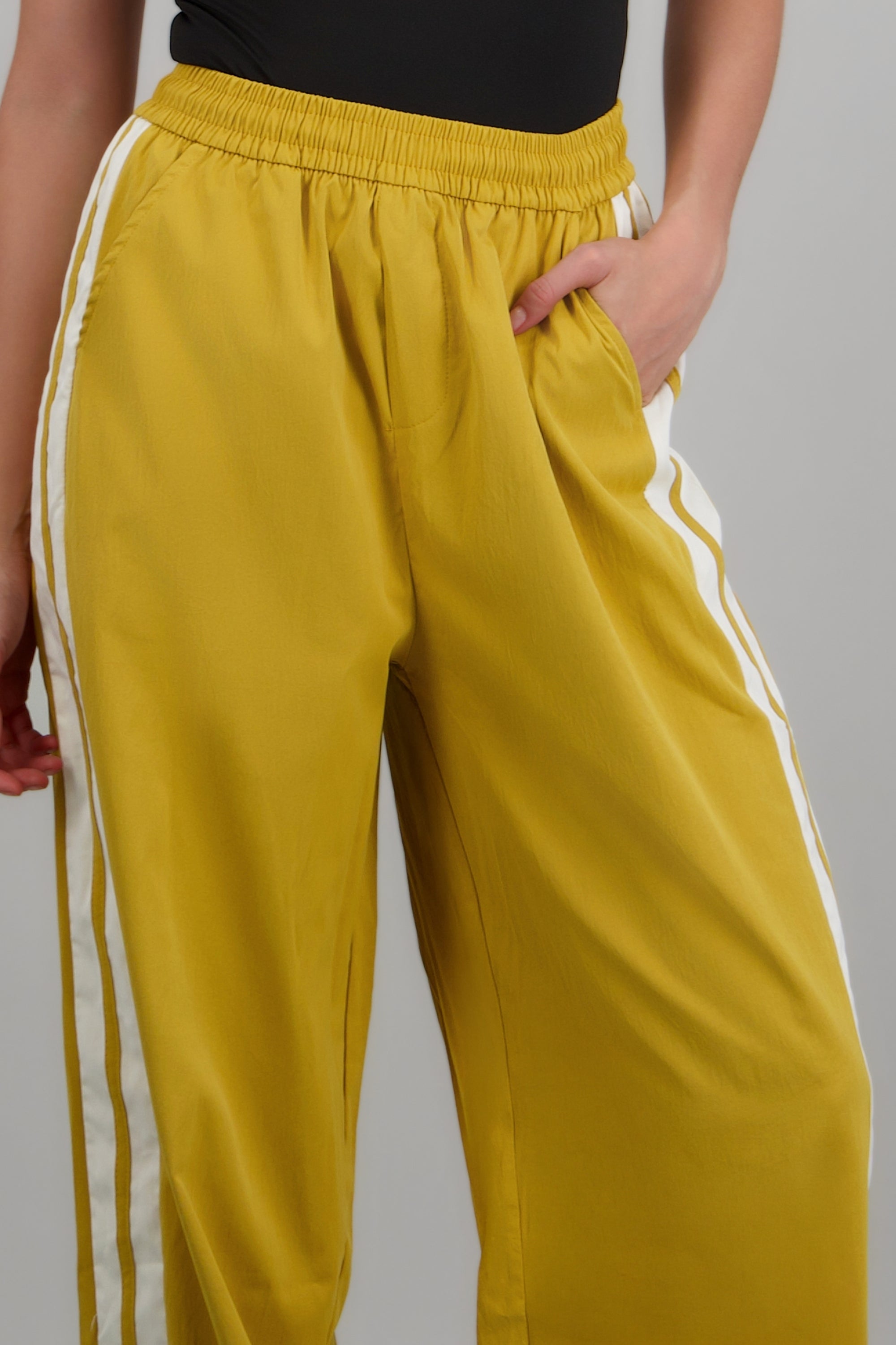 Pantalon rayas en costados MOSTAZA