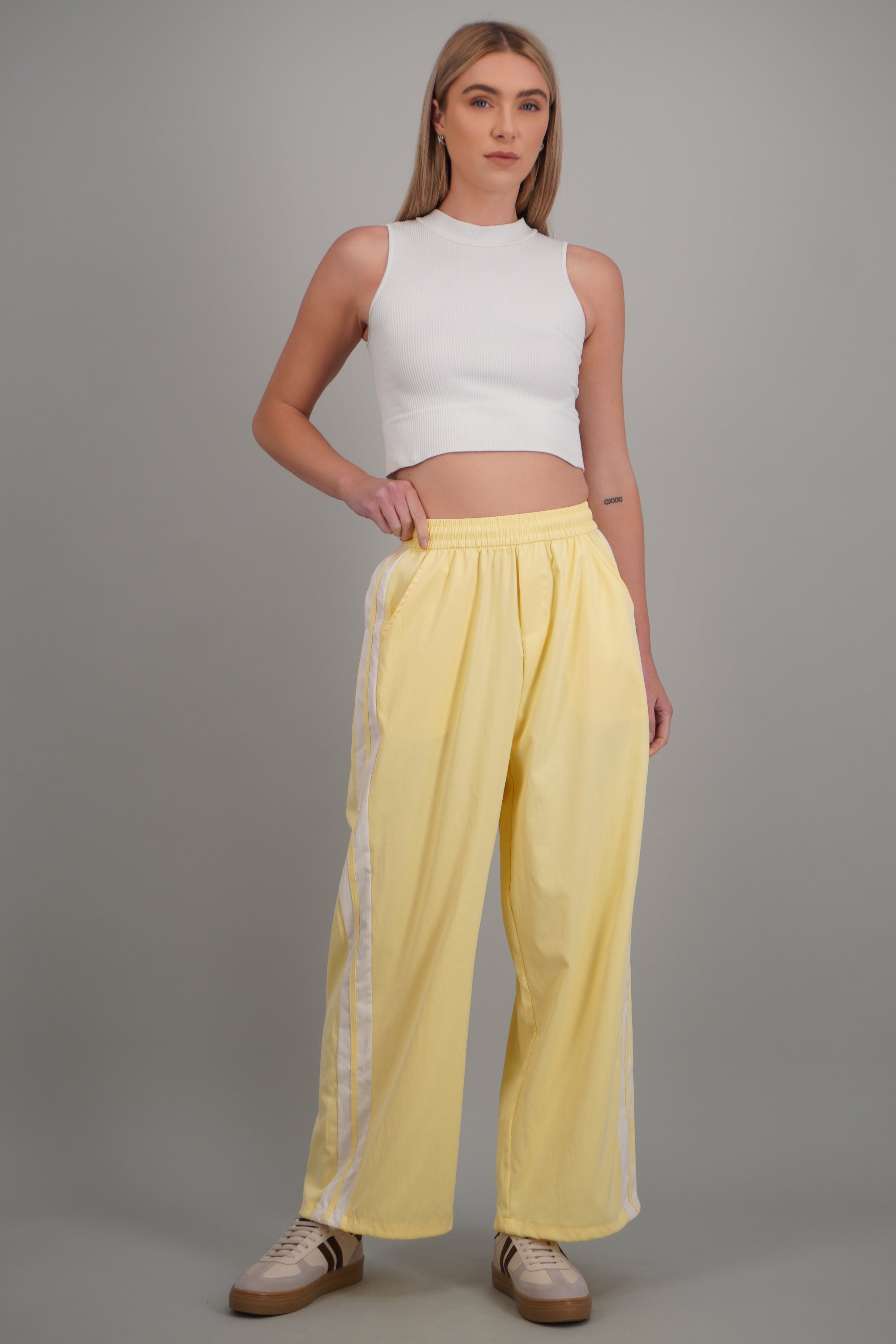 Pantalon rayas en costados AMARILLO PASTEL