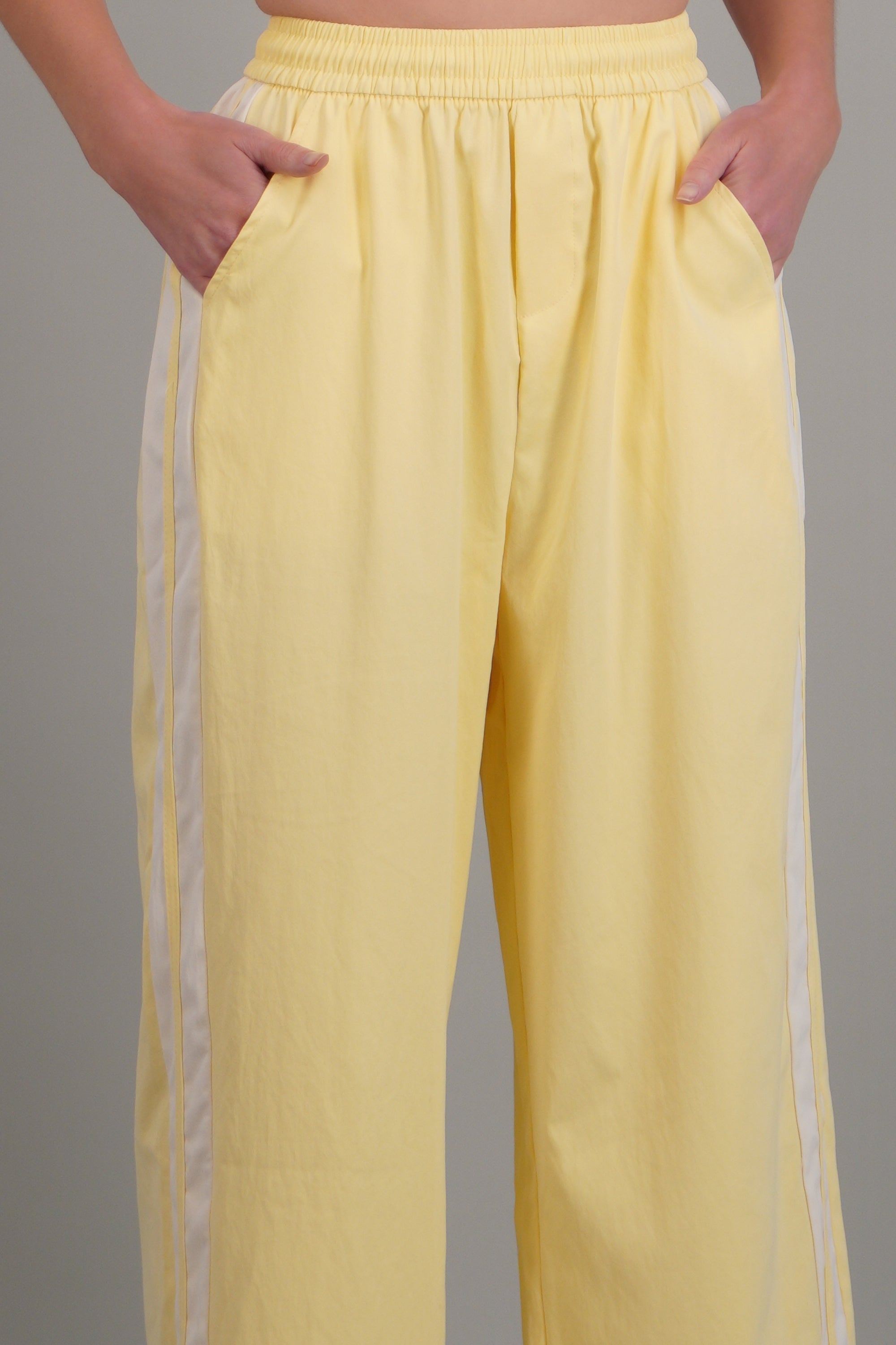 Pantalon rayas en costados AMARILLO PASTEL