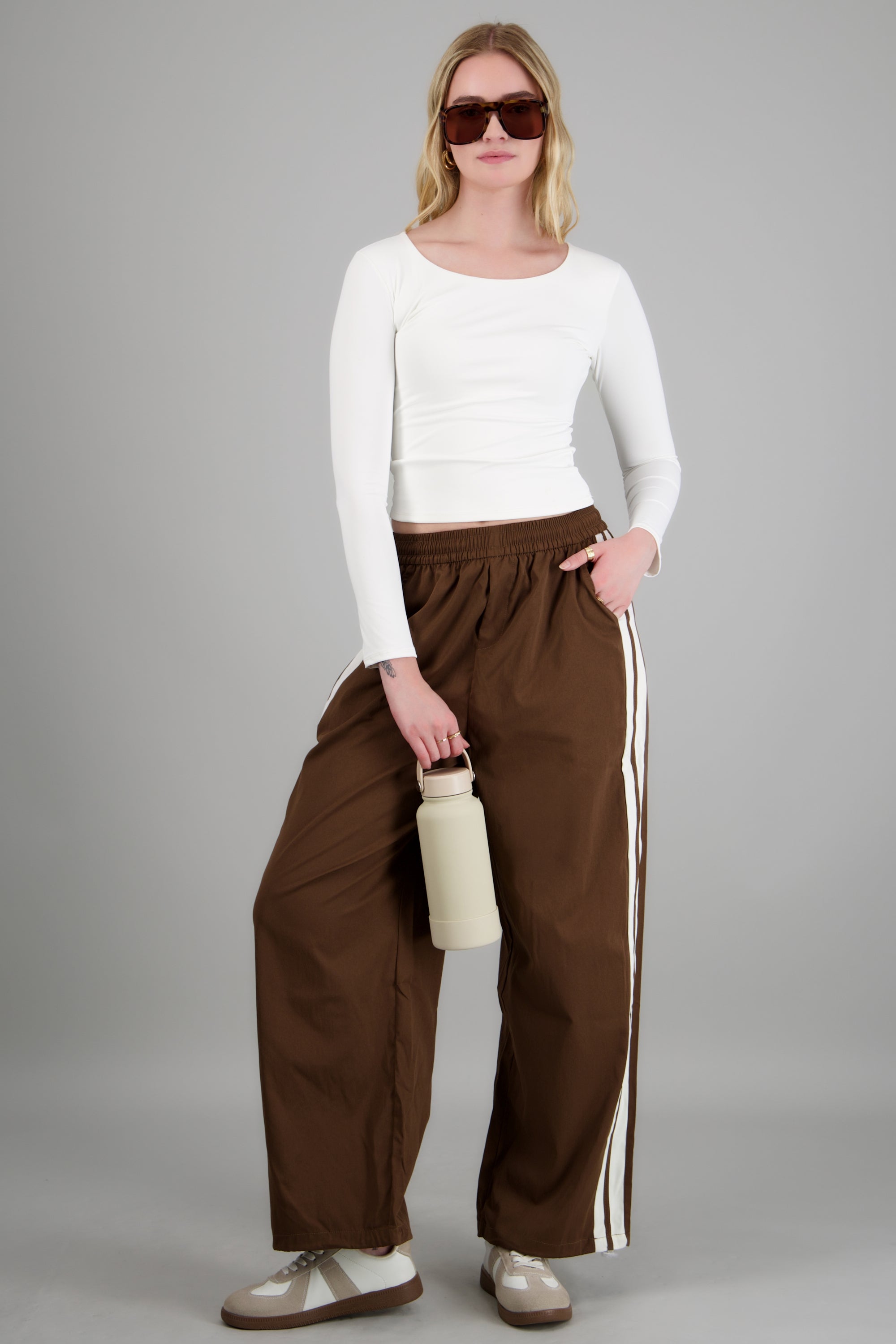 Pantalon rayas en costados CHOCOLATE