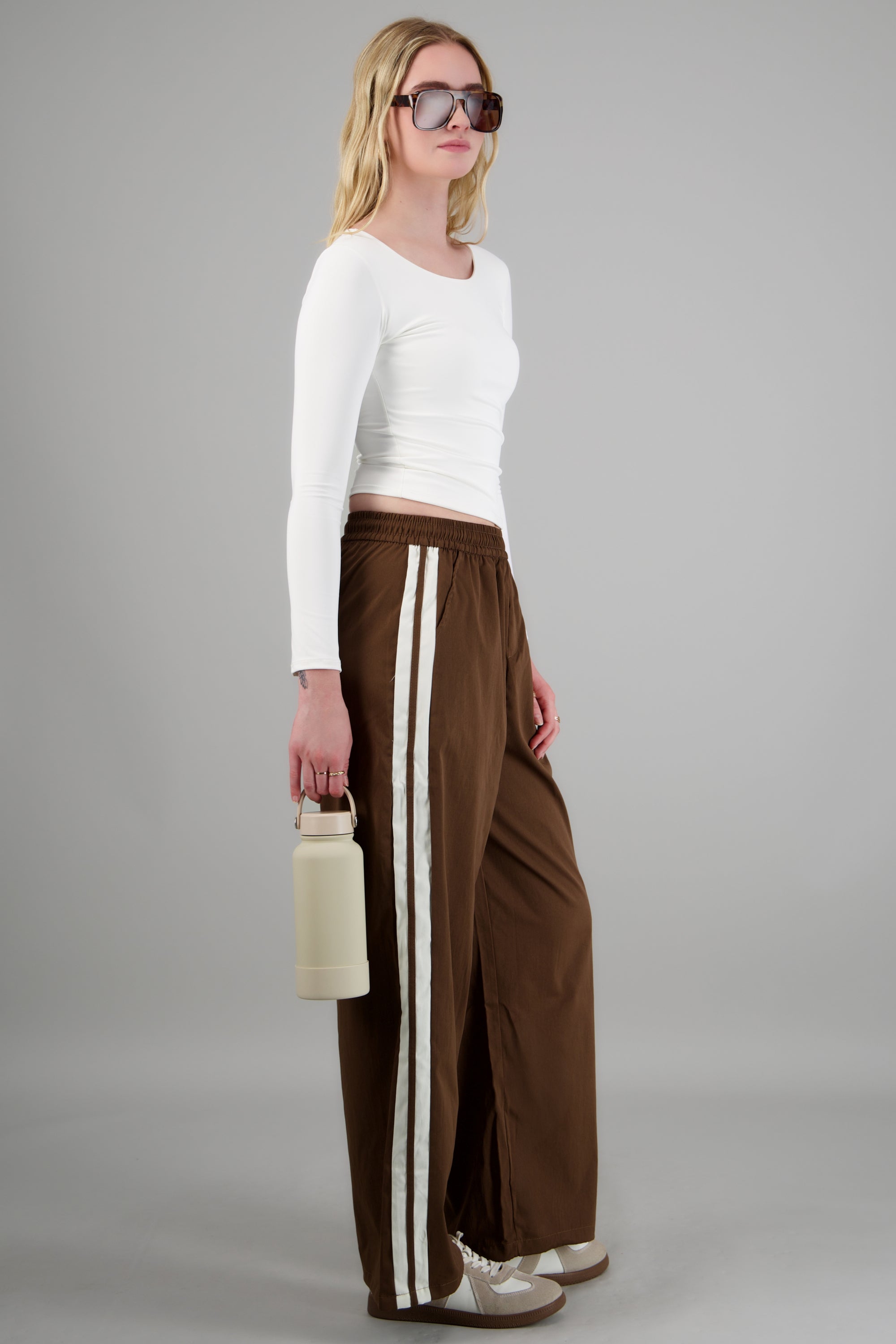 Pantalon rayas en costados CHOCOLATE