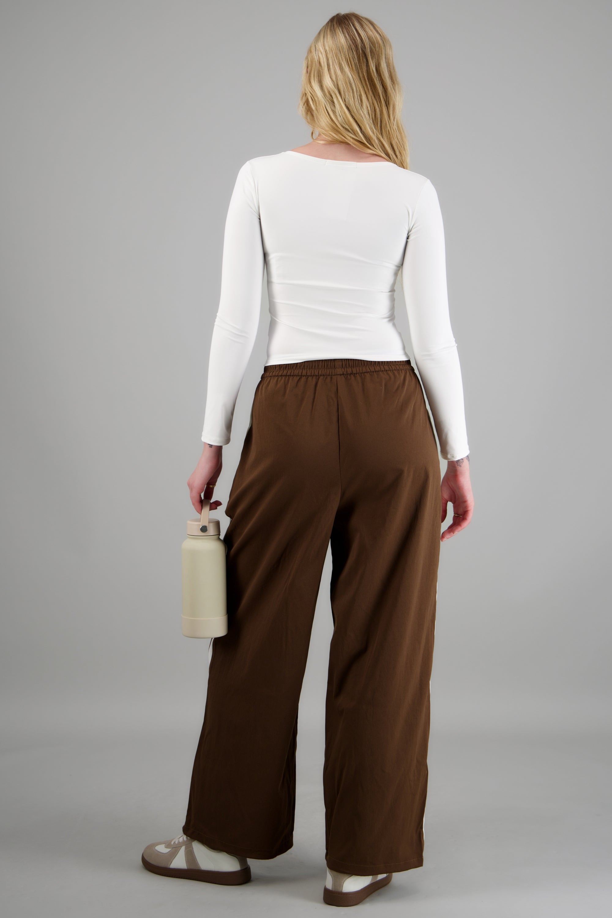 Pantalon rayas en costados CHOCOLATE