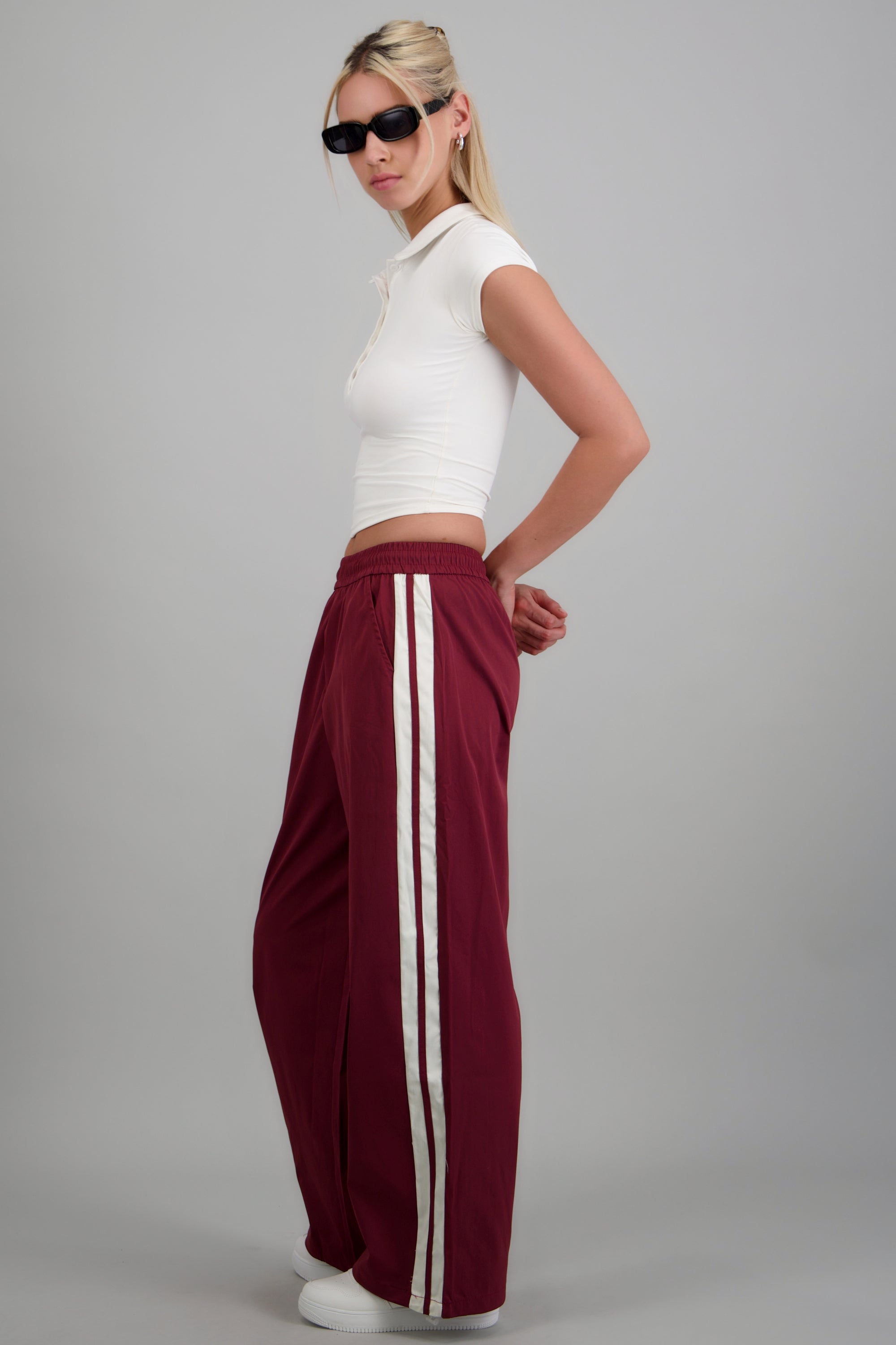 Pantalon rayas en costados VINO