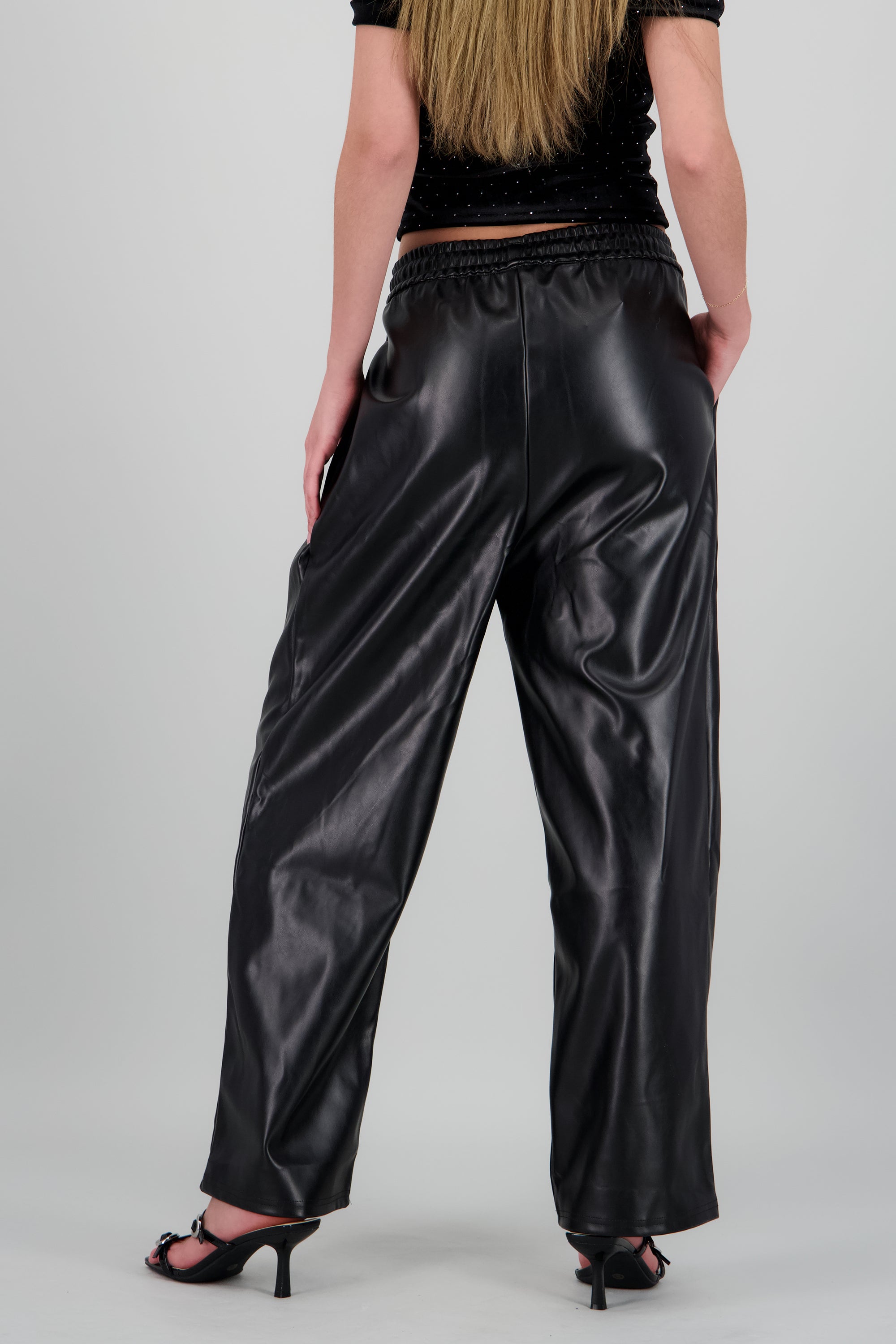 Pantalon recto efecto piel NEGRO