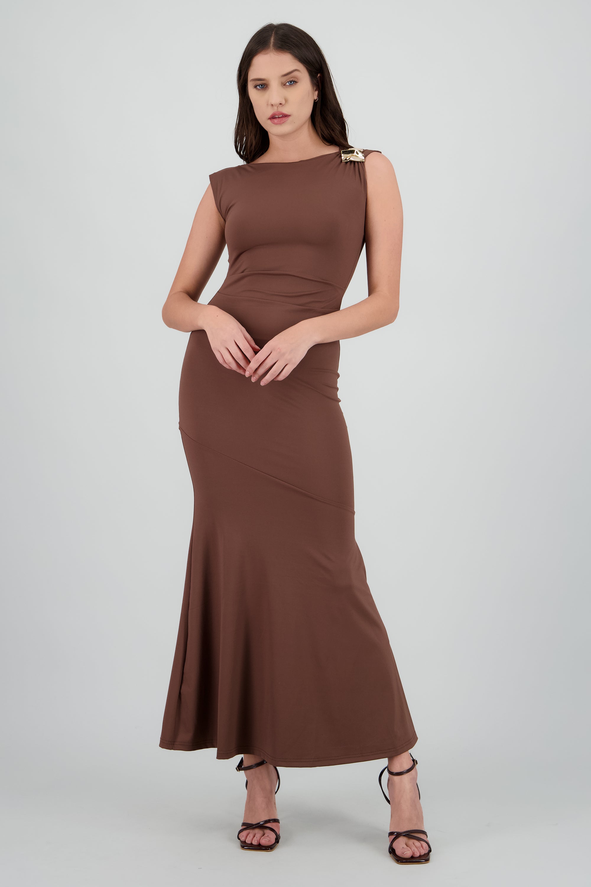 Vestido largo con detalle en el hombro CHOCOLATE