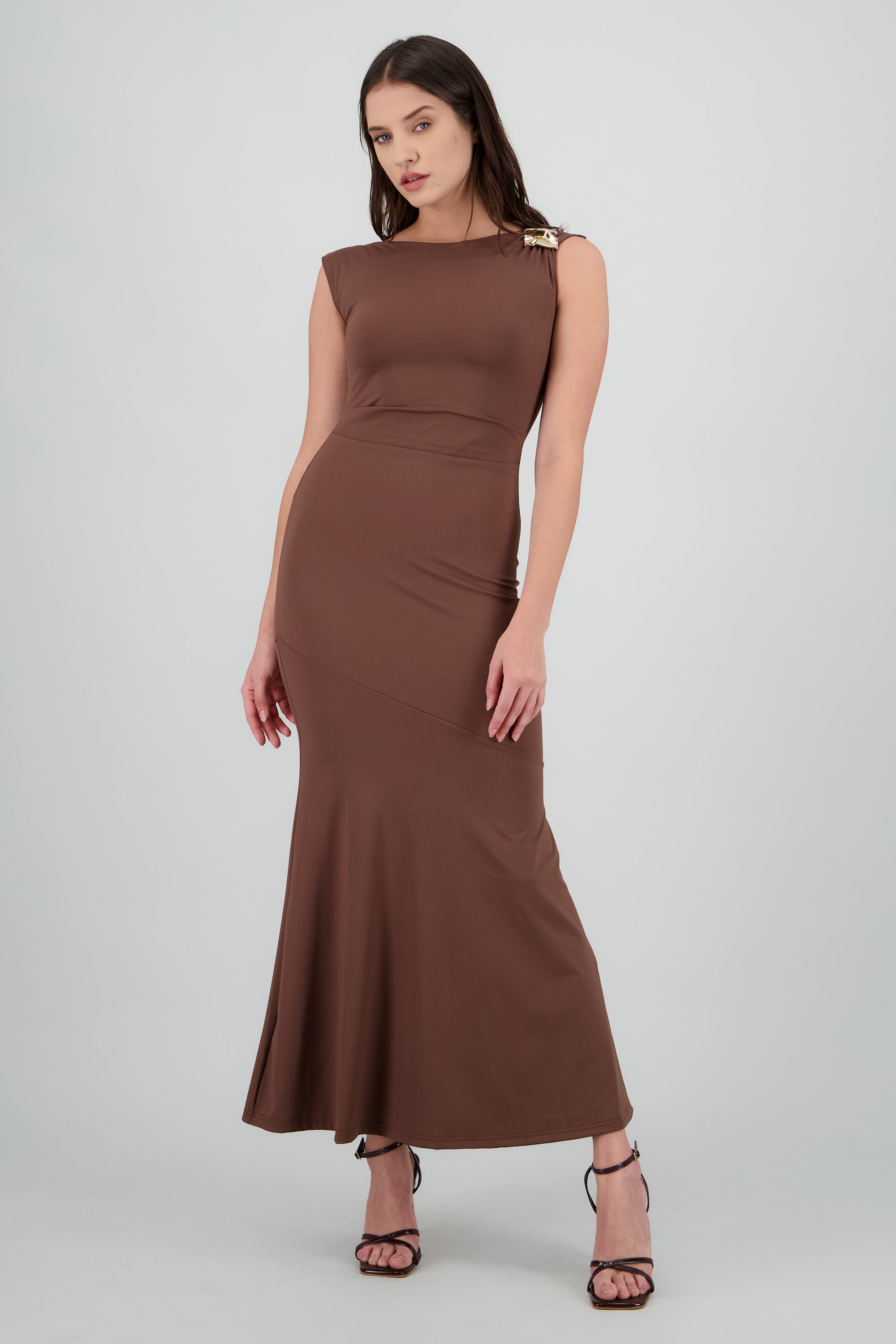 Vestido largo con detalle en el hombro CHOCOLATE