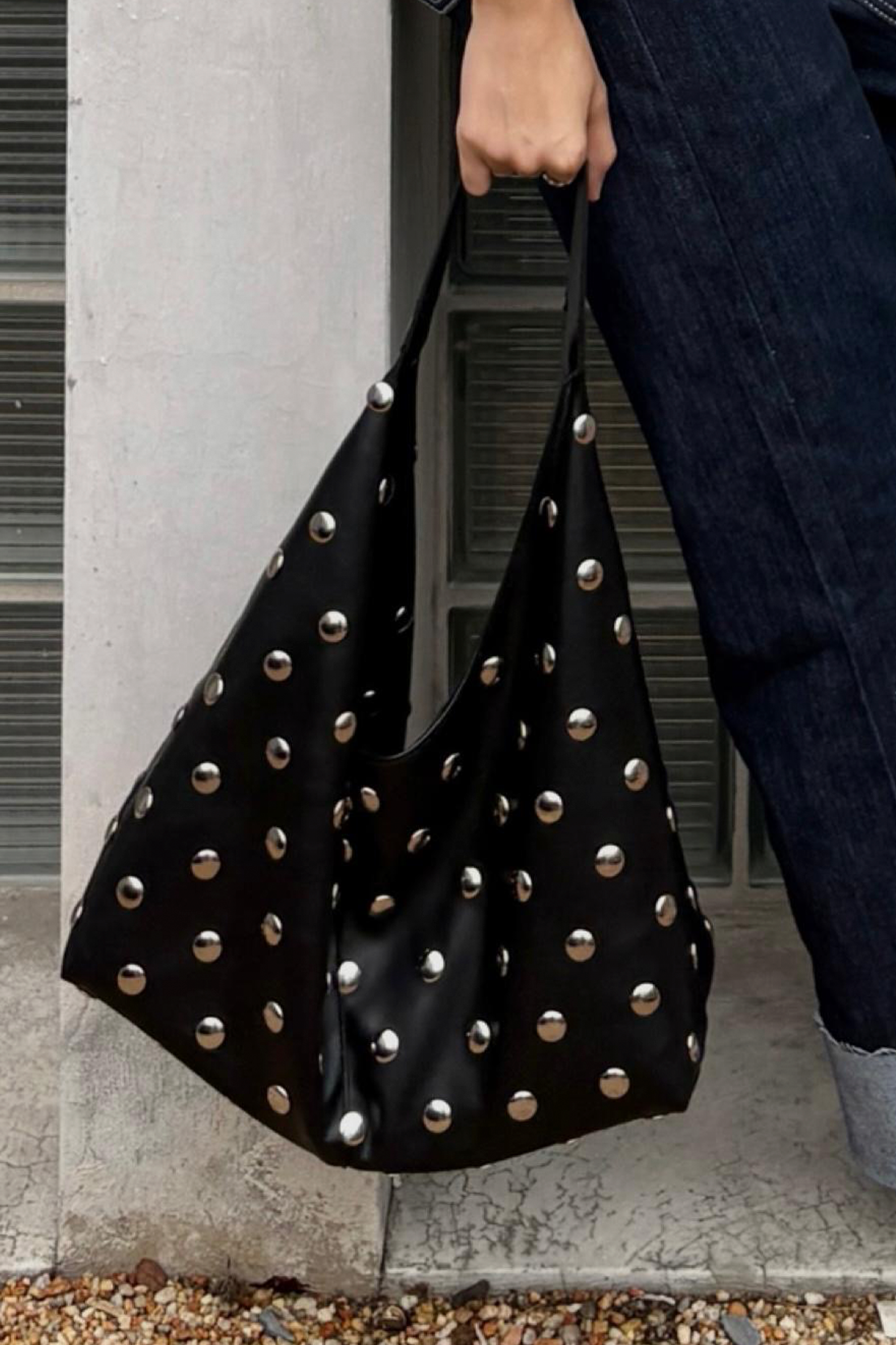 Bolsa hobo suave tachuelas NEGRO