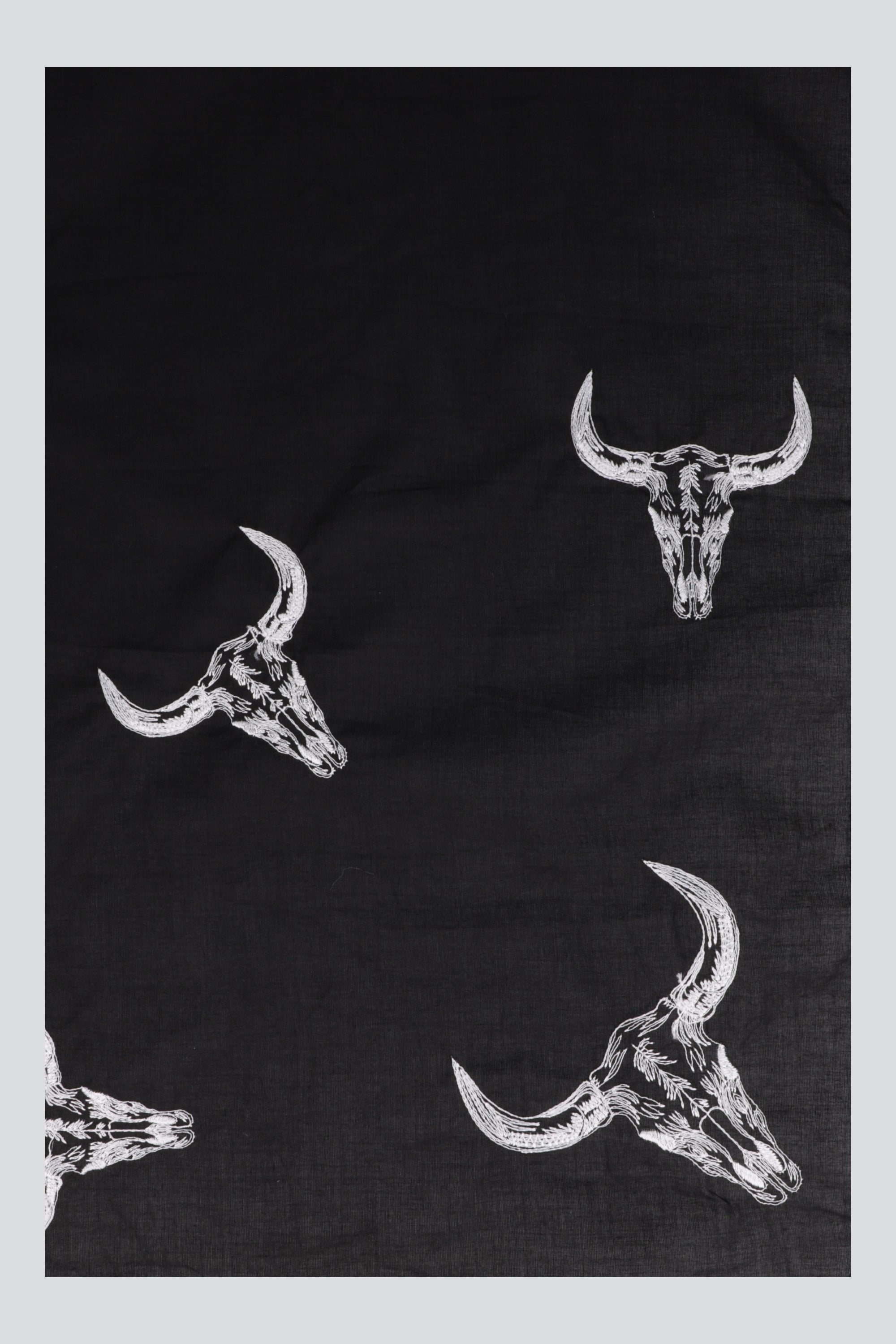 Pañuelo craneo vaca bordado NEGRO