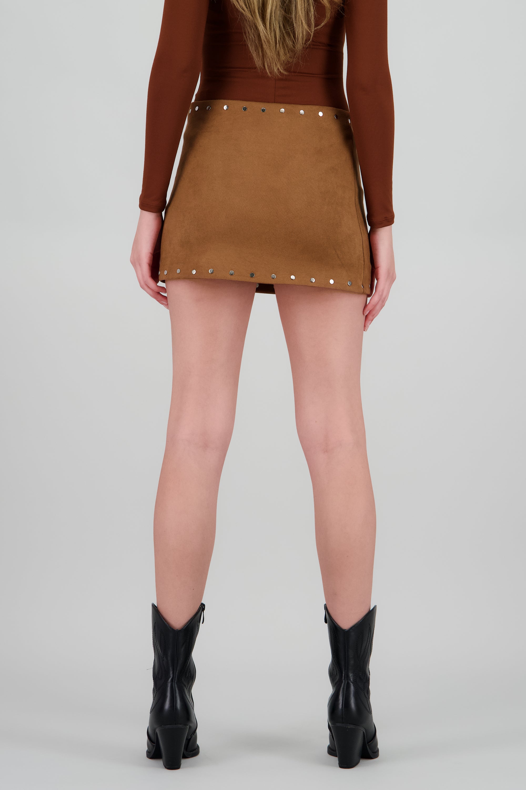 Mini falda suede lisa con estoperoles CAMELLO