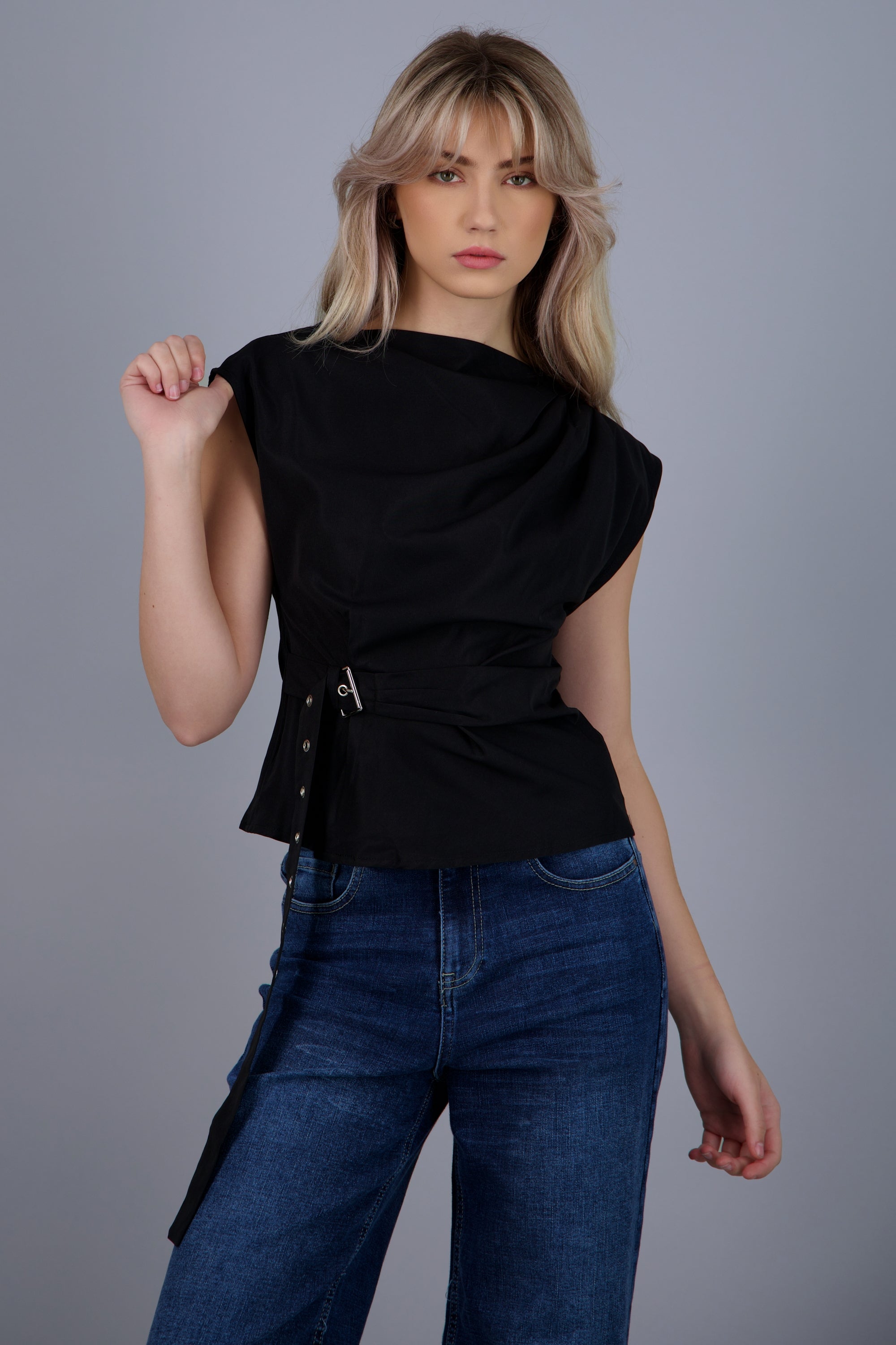 Blusa drapeada con cinturon NEGRO