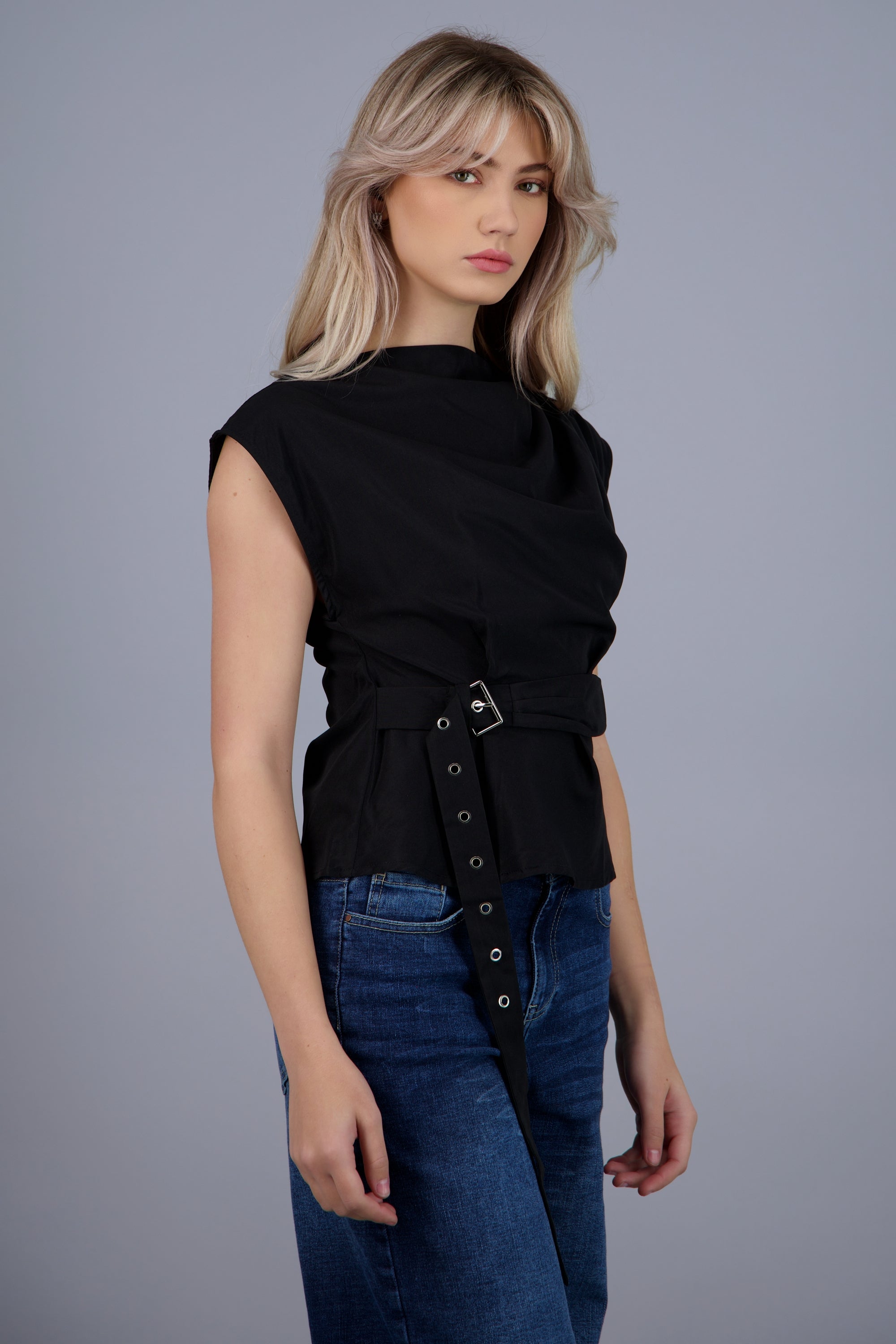 Blusa drapeada con cinturon NEGRO