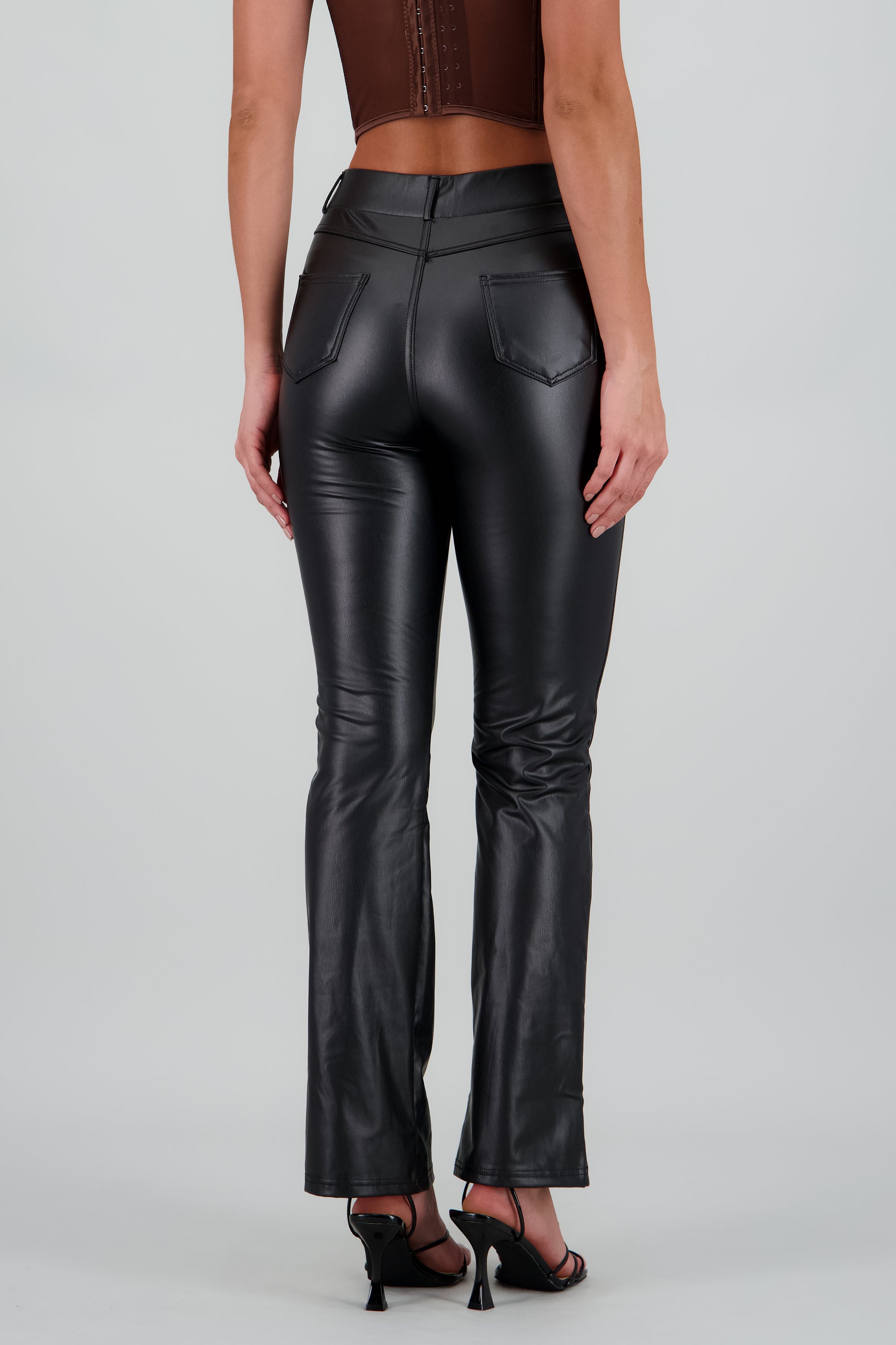 Pantalon efecto piel pretina boton NEGRO