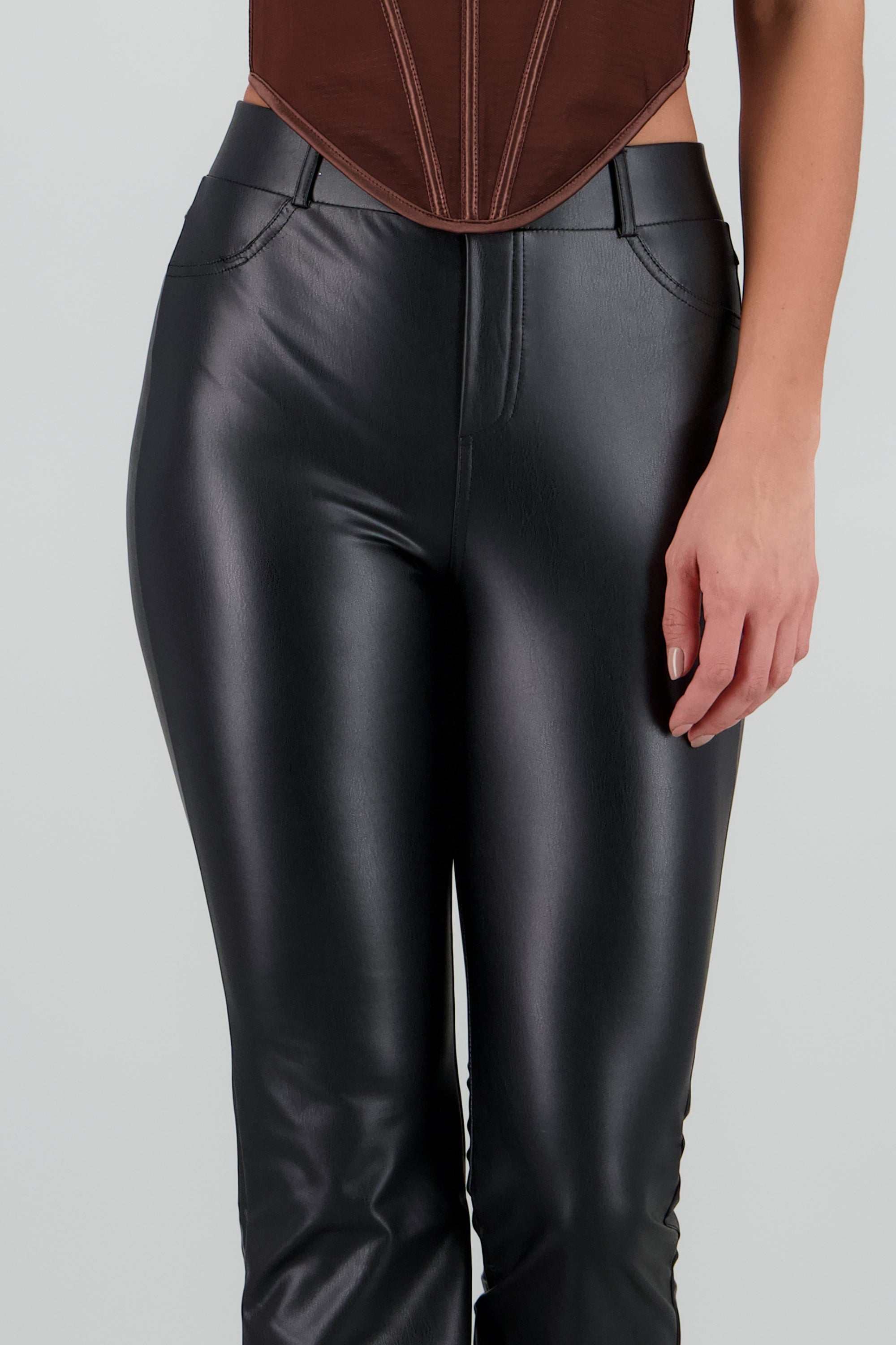 Pantalon efecto piel pretina boton NEGRO