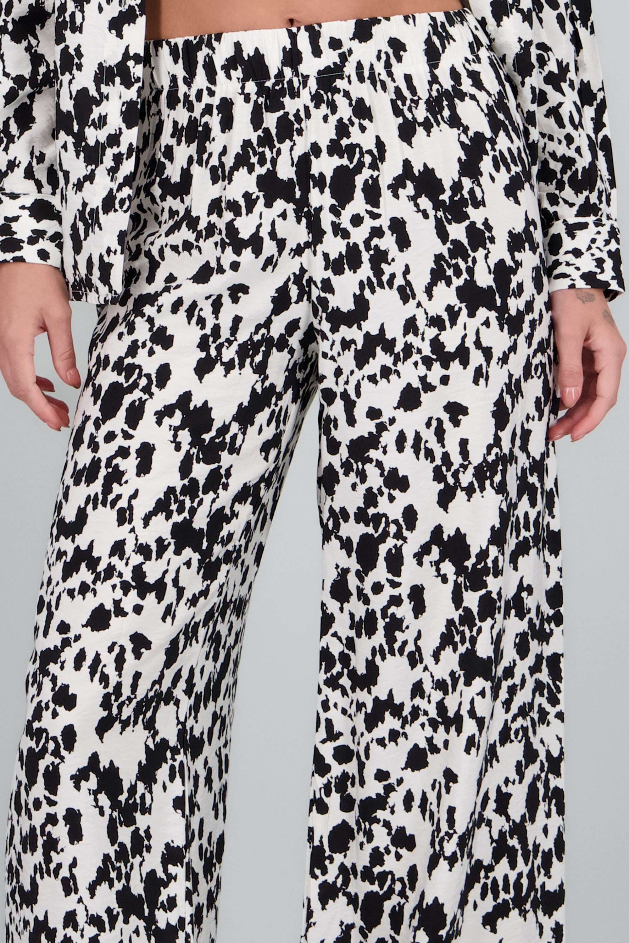 Pantalon recto estampado manchas NEGRO COMBO