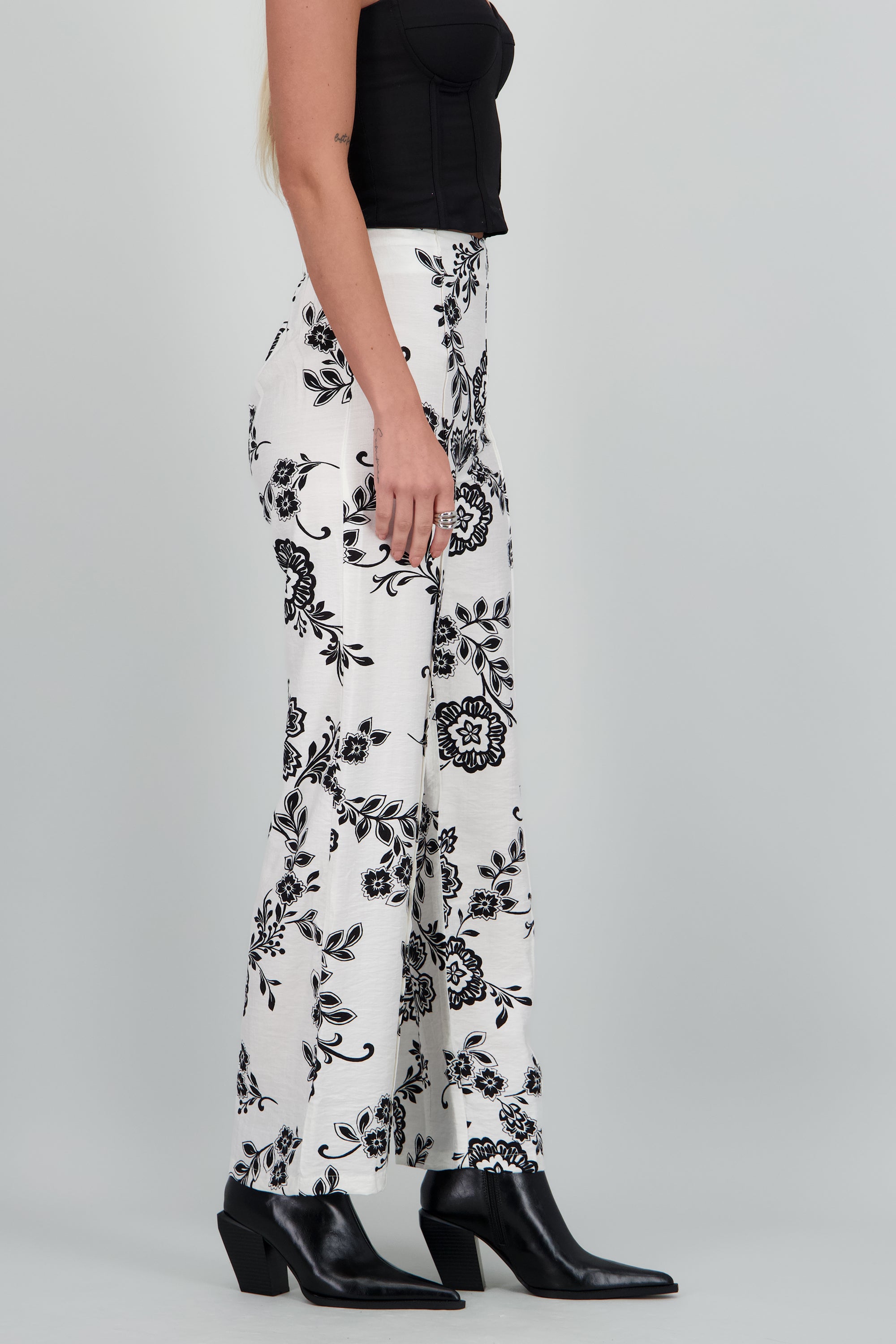 Pantalon recto estampado de flores NEGRO COMBO